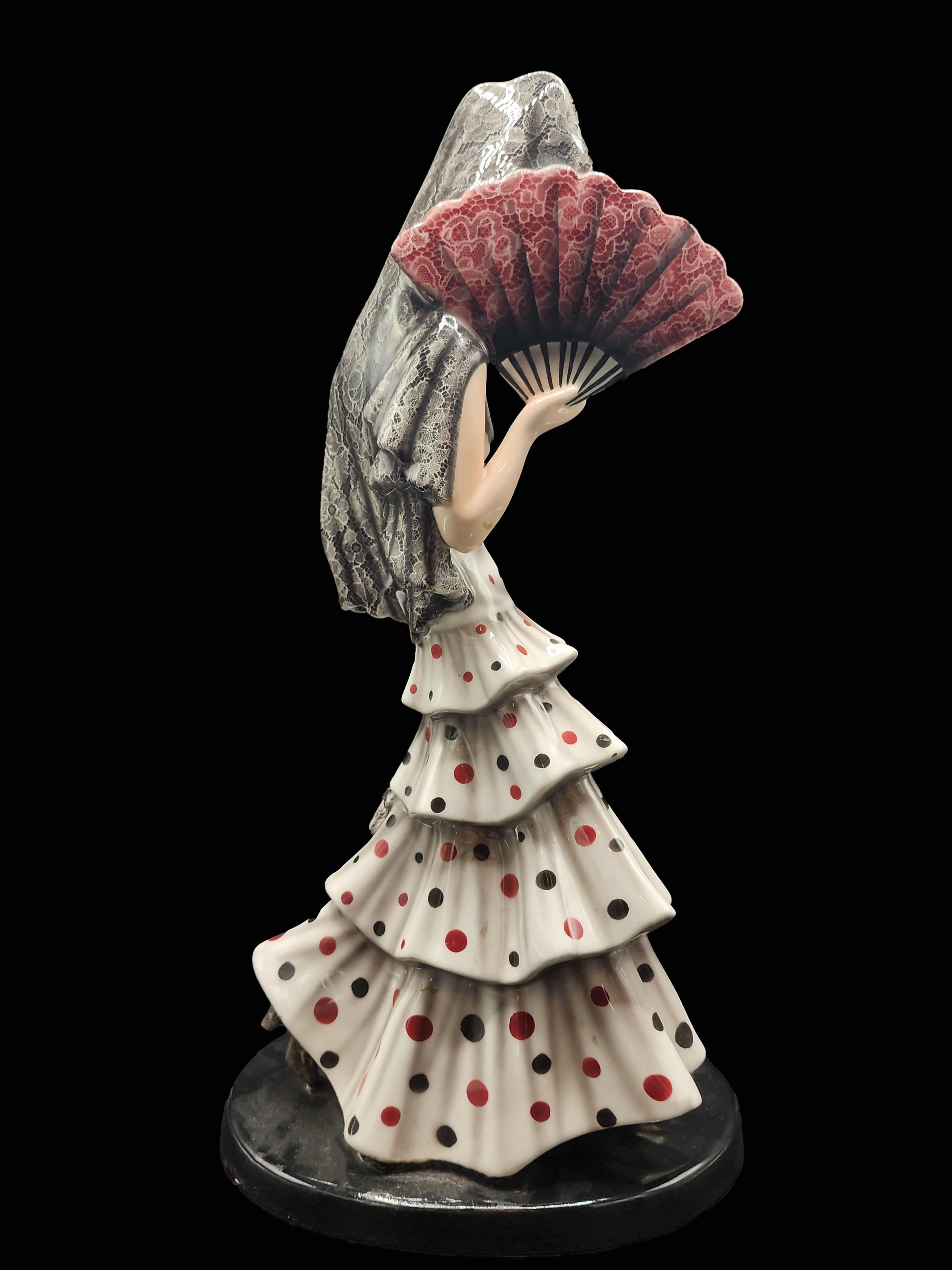 Porcelaine de Claire Weiss Goldscheider des années 1930
Belle danseuse espagnole de flamenco en porcelaine, portant une robe blanche typique à pois colorés, avec un voile au motif imitant la dentelle et avec une pose axée sur le mouvement de la