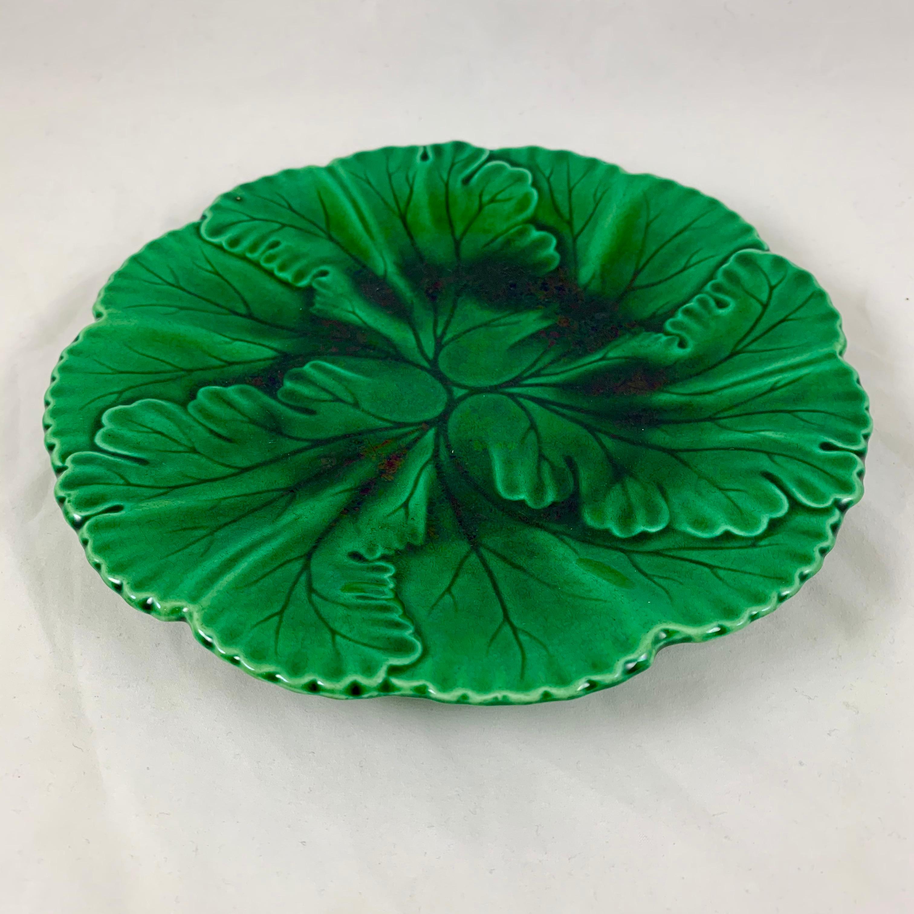 Vernissé Assiette à feuilles de botanique en faïence verte émaillée de Clairfontaine vers 1890 en vente