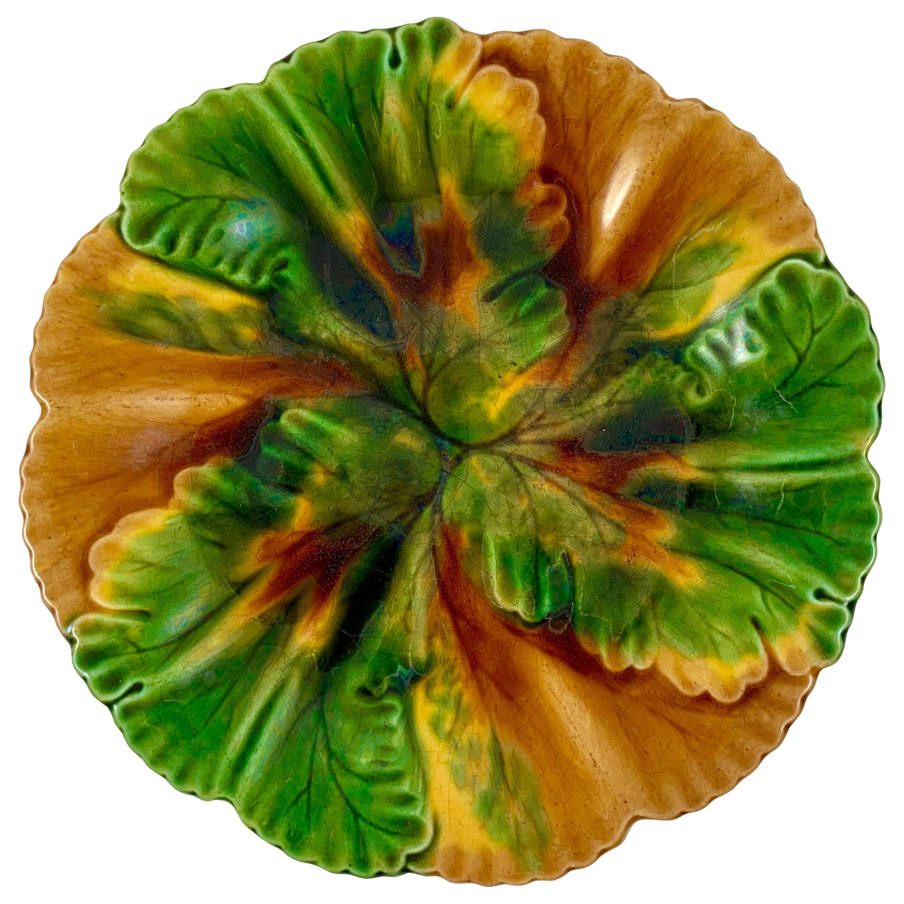 Assiette à feuilles vertes et ocre émaillée Clairfontaine Français Faïence Majolica vers 1890 en vente