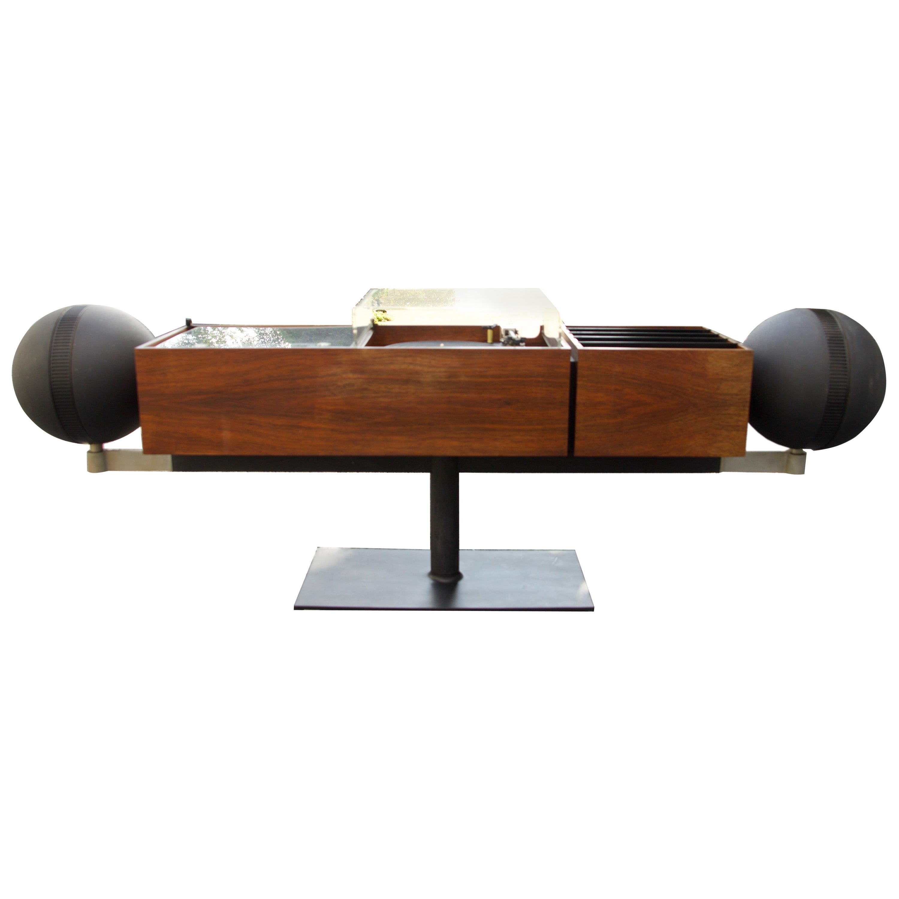 Se ofrece un raro sistema estéreo doméstico Clairtone Serie G2 completamente original de 1966, con dos cajas de madera exótica distintas, una que aloja el sintonizador y el tocadiscos, ambos protegidos por tapas de plexiglás, y otra que tiene