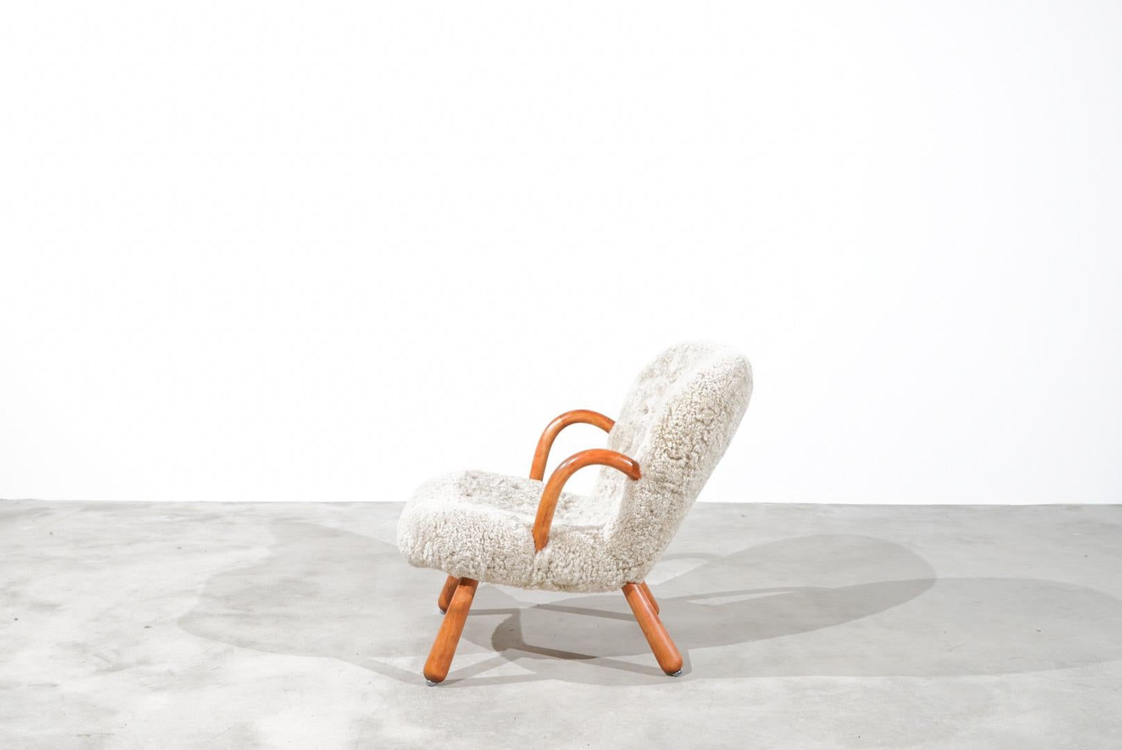 “Clam Chair“ by Arnold Madsen 1944 Madsen & Schubell Sheepskin Denmark In Excellent Condition For Sale In Berlin, BE