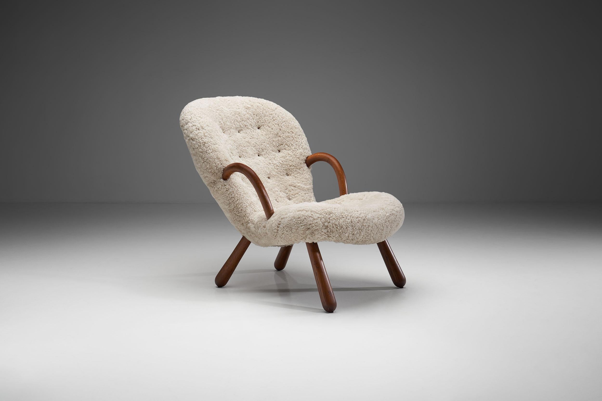 This “Clam” chair has a beloved design thanks to which it is considered by some as one of the most attractive chairs of “Nordic Design”. 

The model has a rather perplexing history, and has been attributed to several designers before, the latest