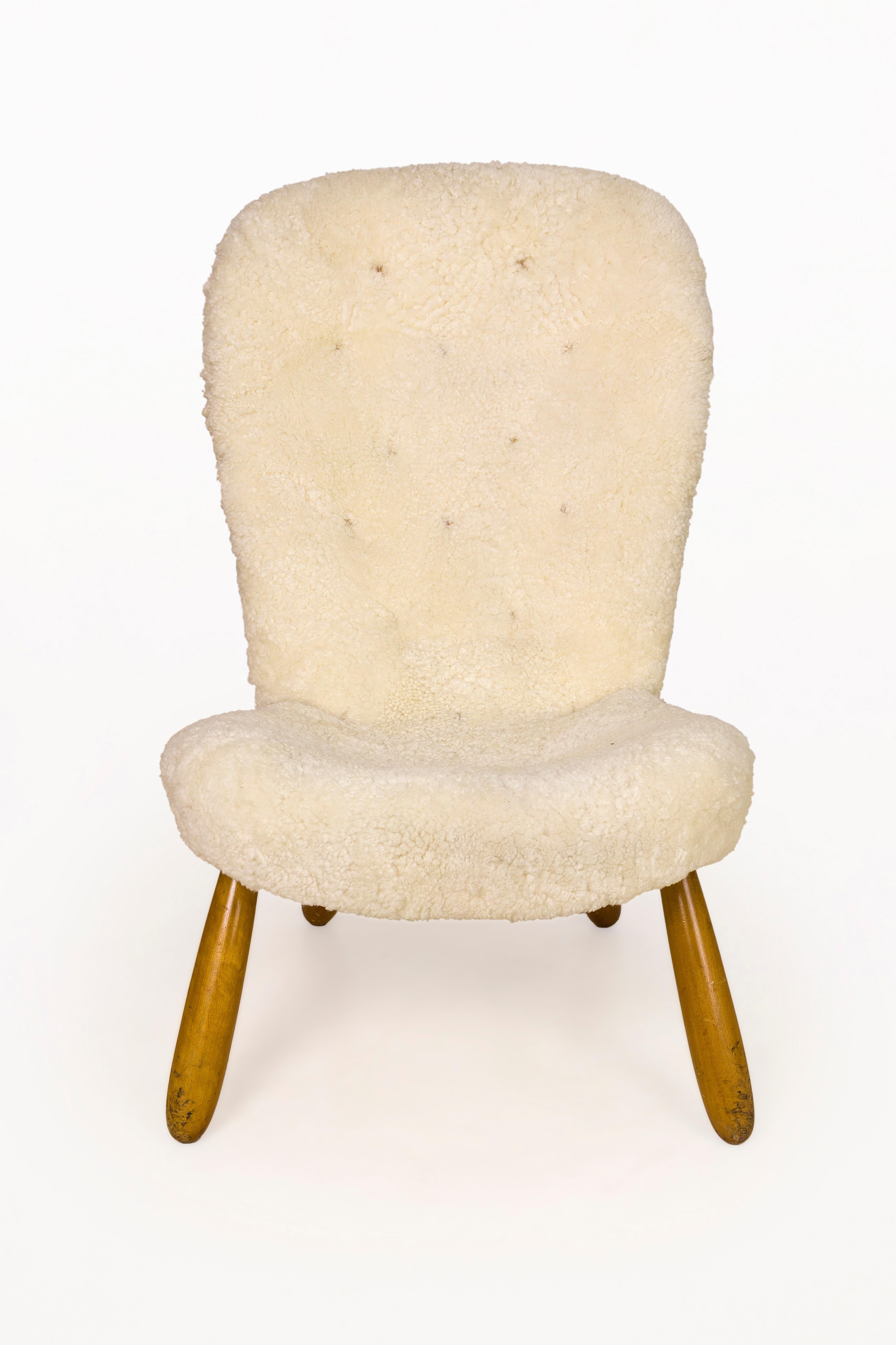 Clam chair by Philip Arctander
Rounded oak legs
Solid, comfortable and stylish
