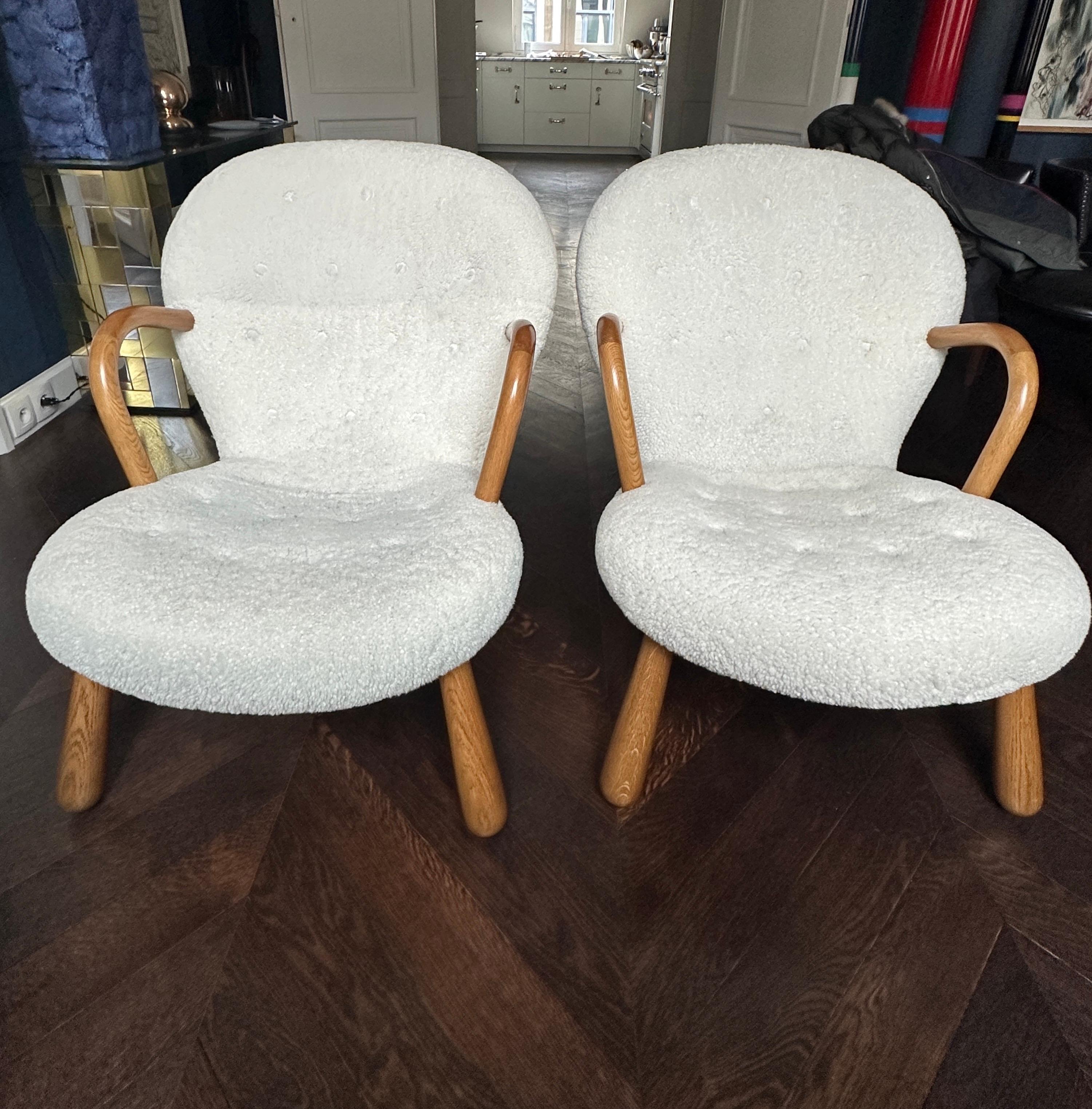 A pair of « Clam » chair in the style of Philip Arctander or Arnold Madsen. Made with Oak and covered lamb skin. The model is similar to Arnold MadsenvClam chair.
Theses armchairs are very comfortable, in very good pre owned condition.
Price for 1