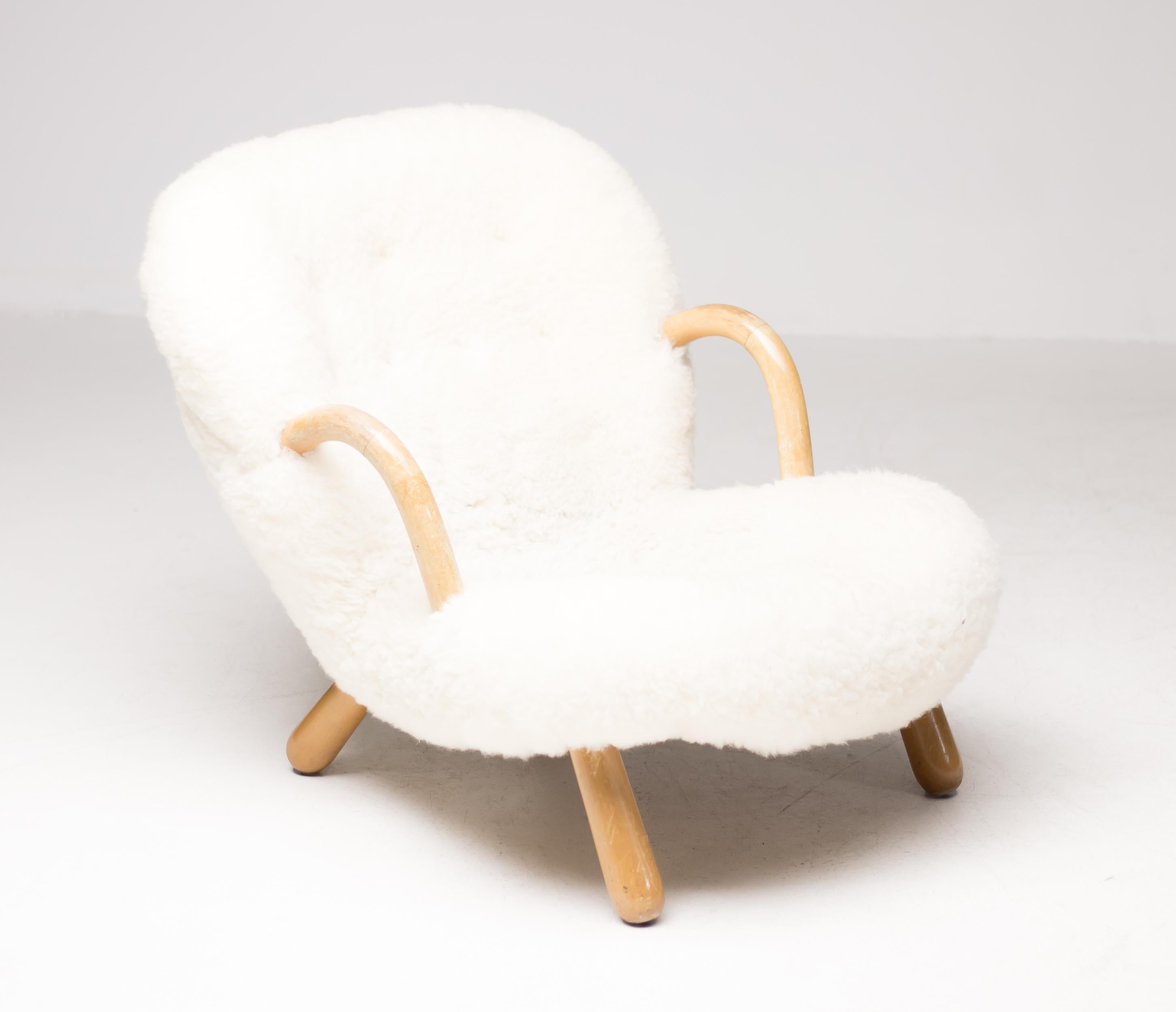 Low and wide lounge chair version in birch and sheepskin of this very comfortable 1940s chair designed by Philip Arctander. Produced circa 1945 by Nordisk Staal & Møbel Central.
   