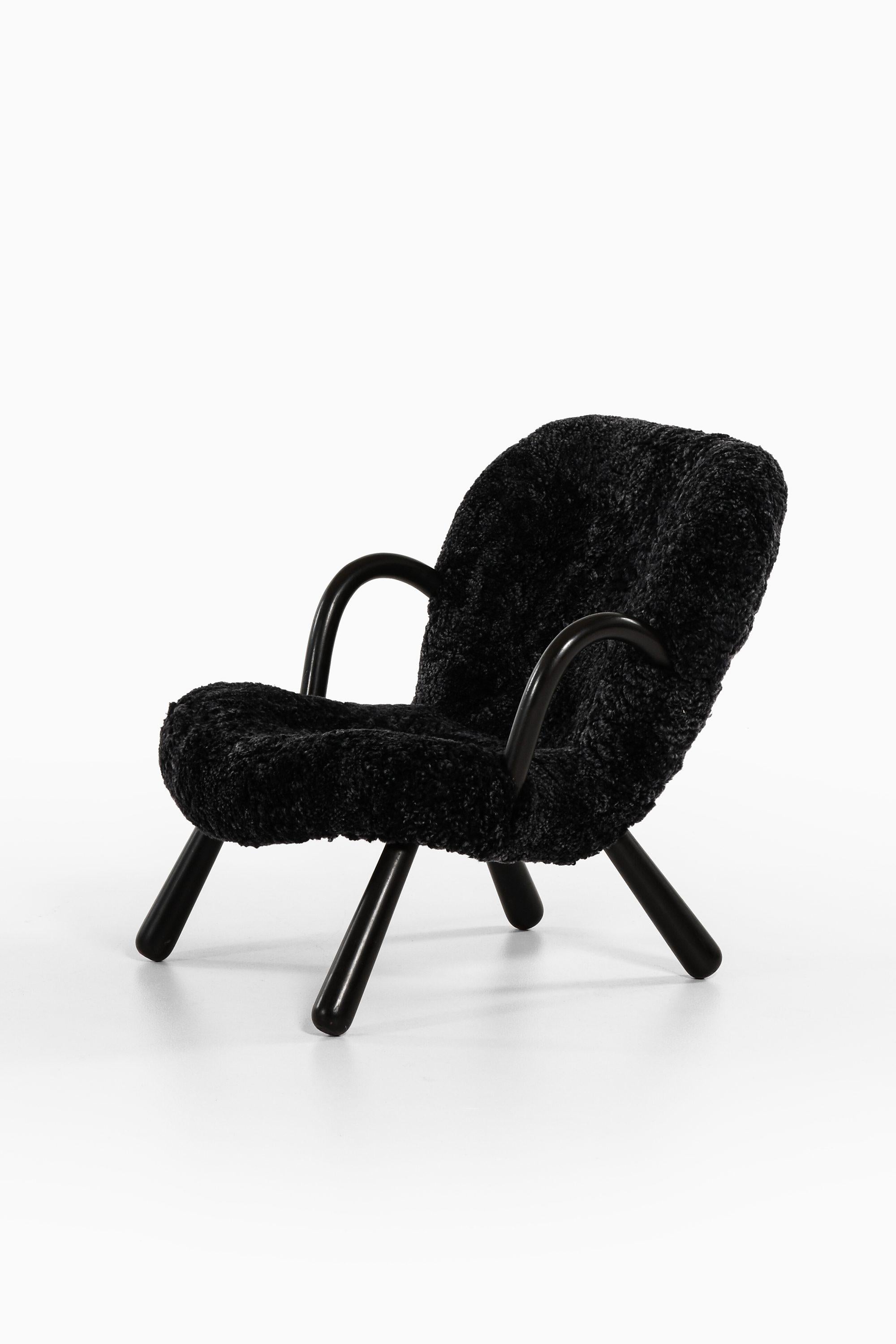 Scandinavo moderno Sedia Clam Easy in Wood Wood nero e pelle di pecora di Arnold Madsen, 1944 in vendita