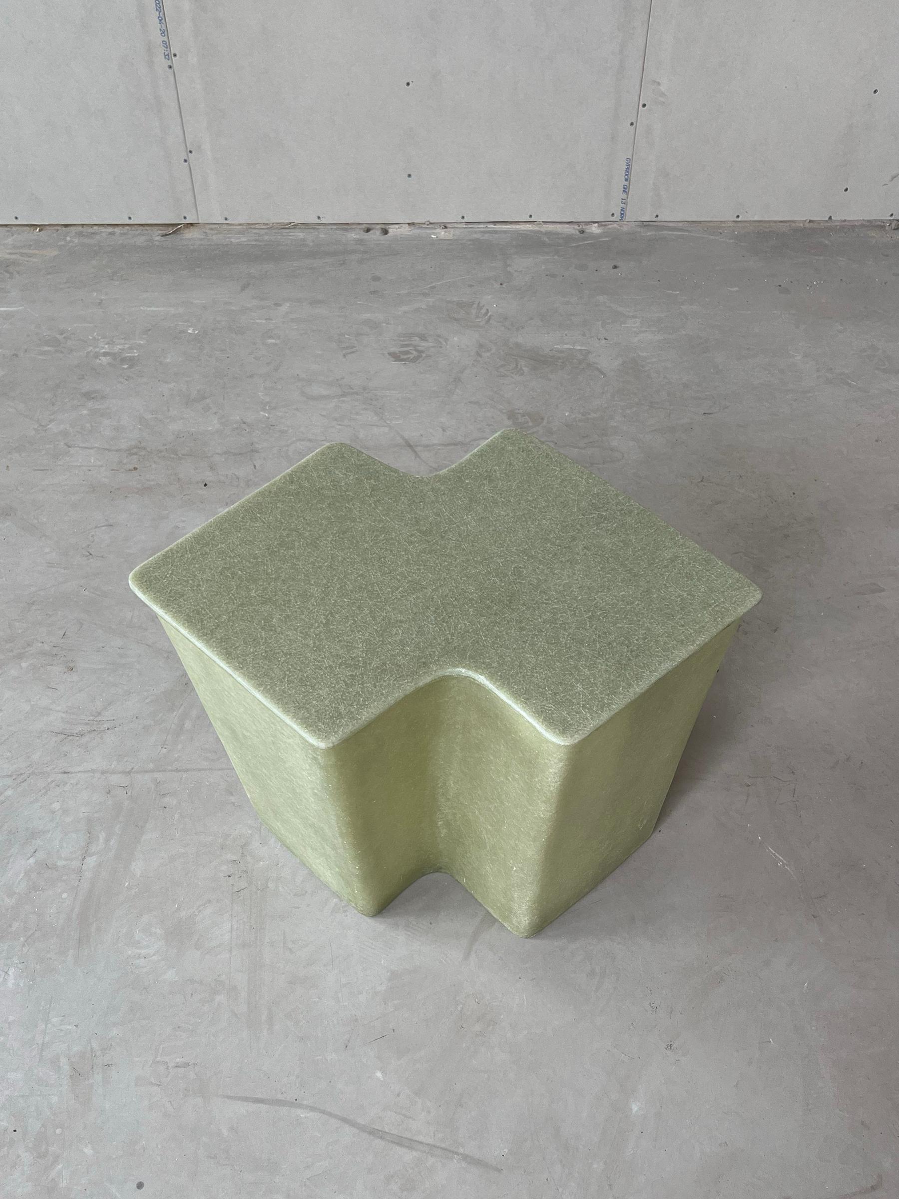Brutalisme Petite table d'appoint Clam vert brut, fabriquée à la main en fibre de verre par VAVA Objects en vente