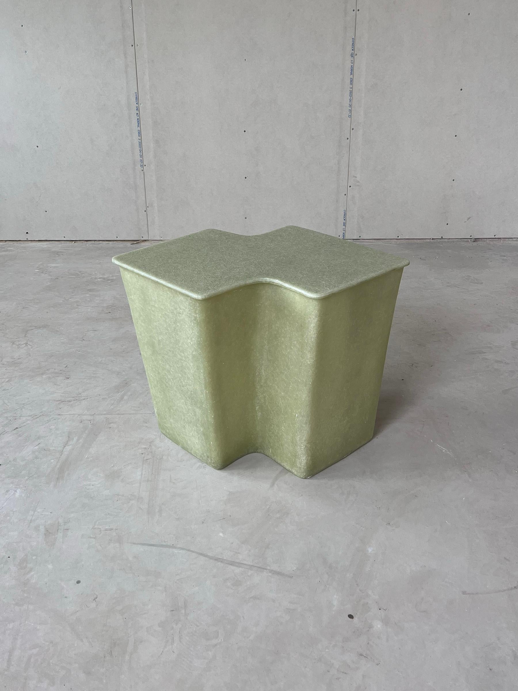 Le processus artisanal de création de notre table d'appoint Clam donne à chaque pièce une âme et une patine individuelles, car la température, l'humidité et les mains qui travaillent contribuent à son caractère distinctif. 

C'est une réaction à la