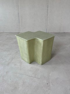 Petite table d'appoint Clam vert brut, fabriquée à la main en fibre de verre par VAVA Objects