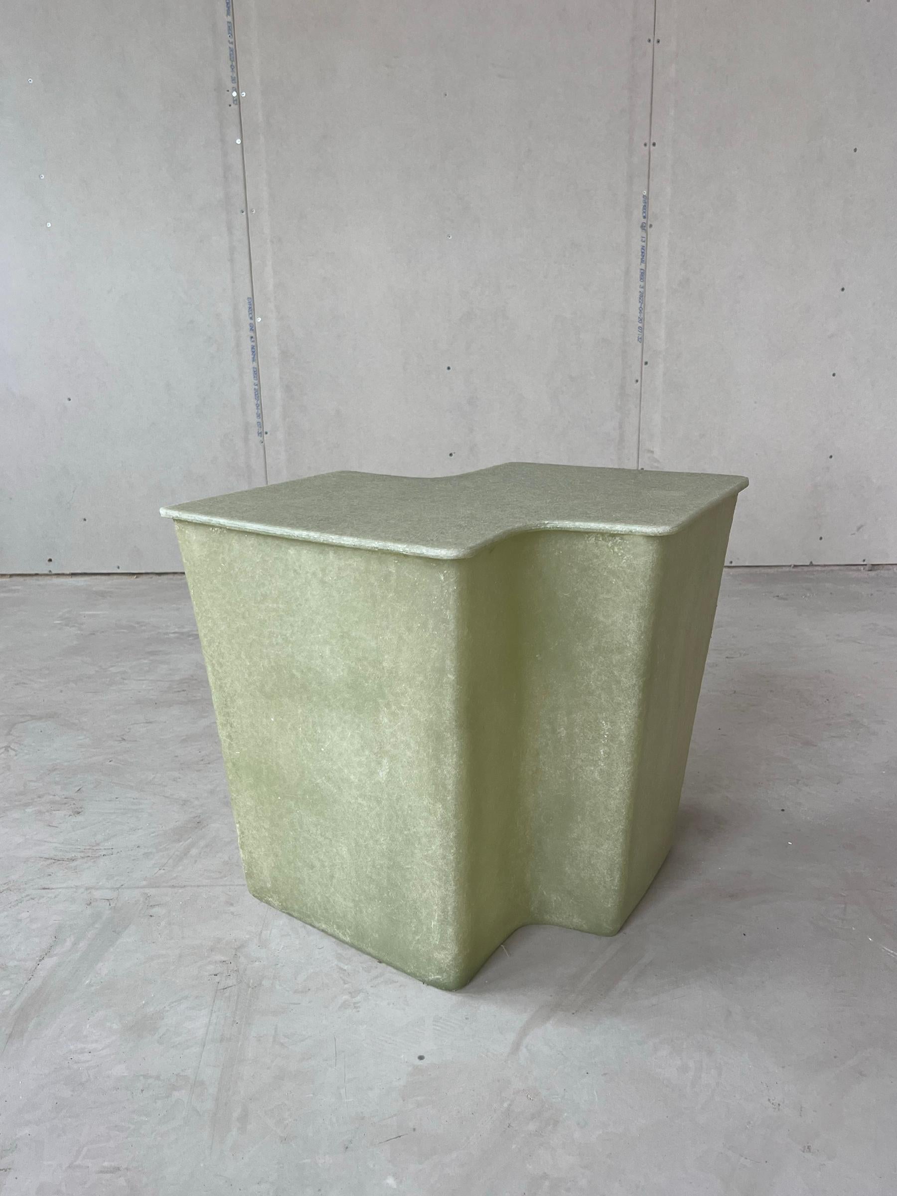 Suédois Petite table d'appoint Clam vert brut, fabriquée à la main en fibre de verre par VAVA Objects en vente