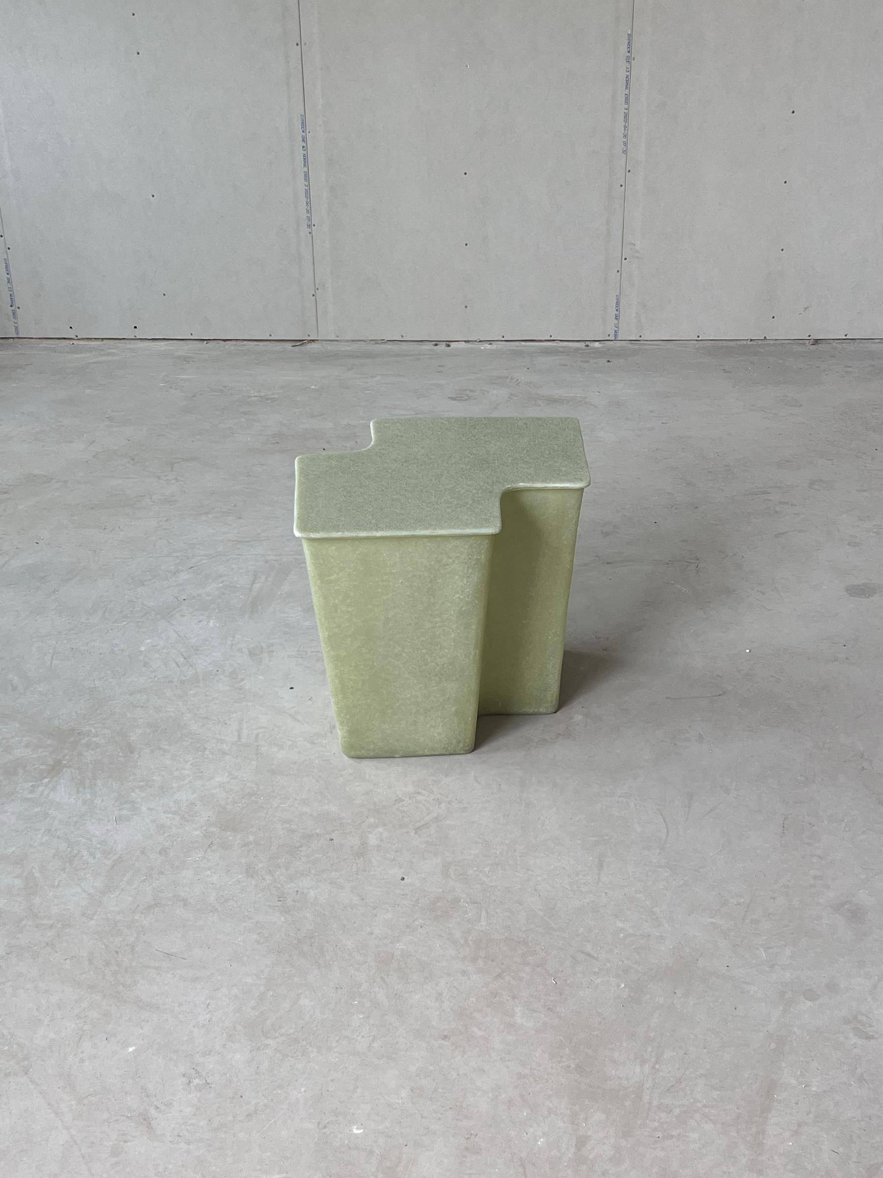 Fait main Petite table d'appoint Clam vert brut, fabriquée à la main en fibre de verre par VAVA Objects en vente