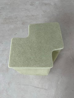 Table d'appoint Clam vert brut, fabriquée à la main en fibre de verre par VAVA Objects