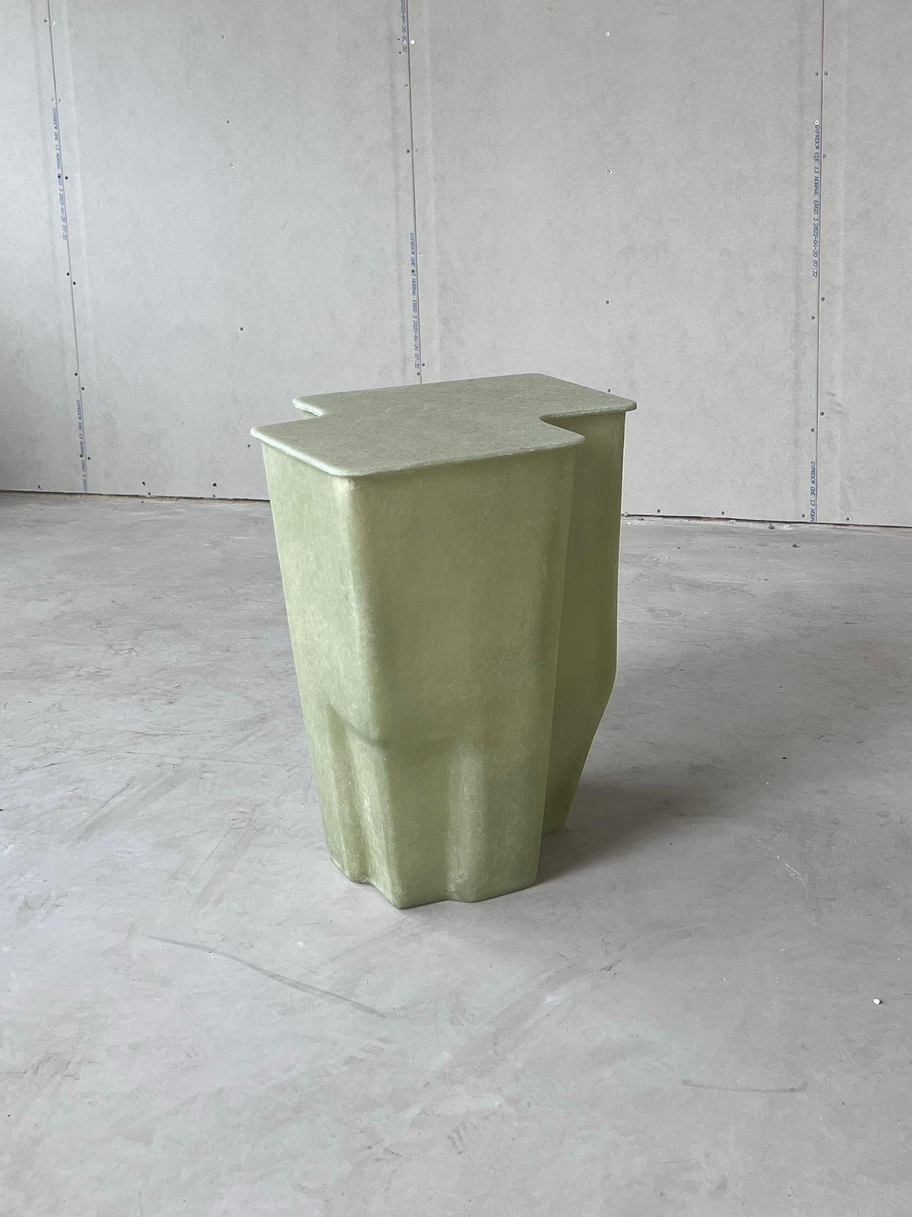 Brutalisme Table d'appoint Clam vert brut, fabriquée à la main en fibre de verre par VAVA Objects en vente