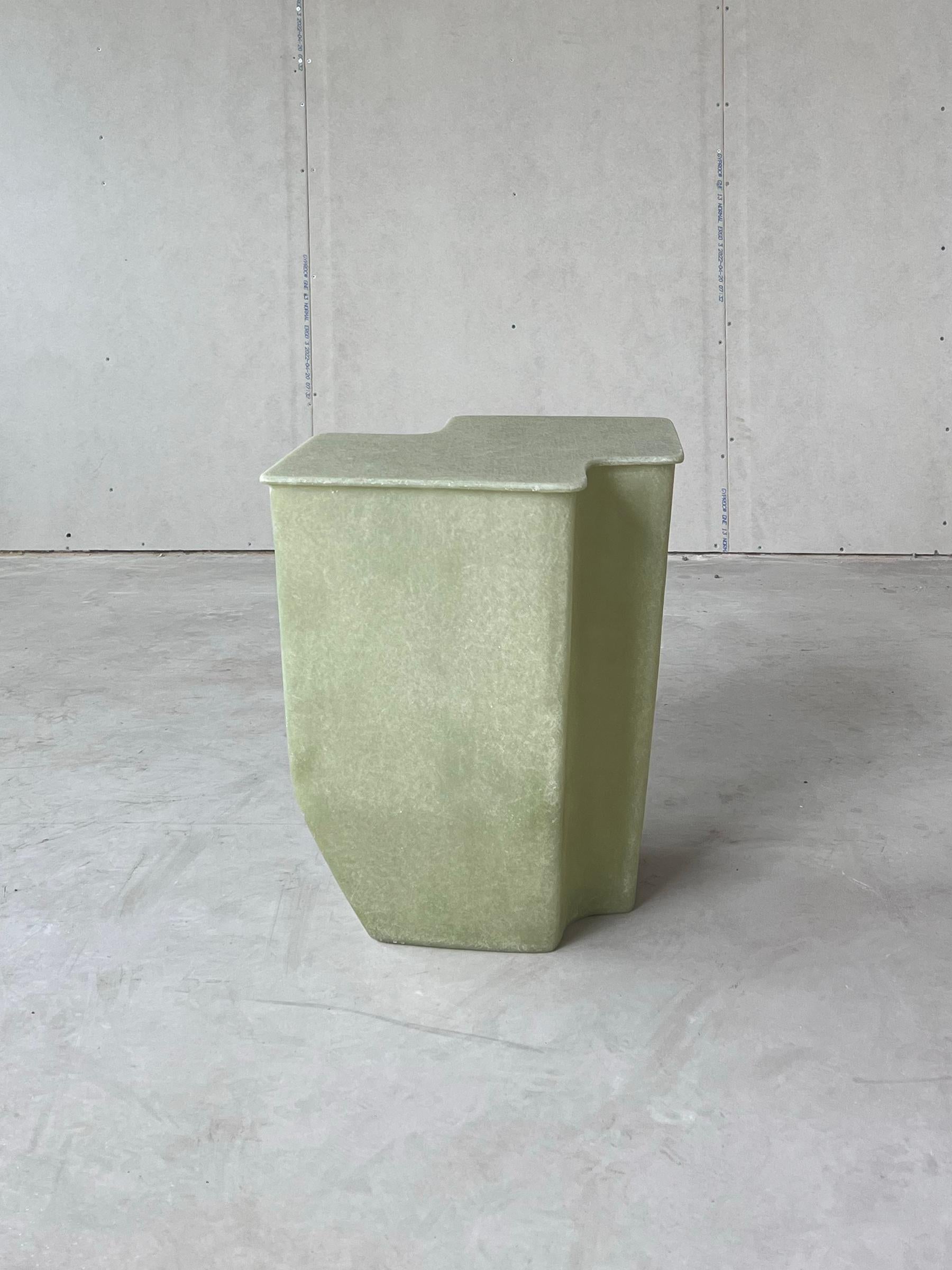 Suédois Table d'appoint Clam vert brut, fabriquée à la main en fibre de verre par VAVA Objects en vente