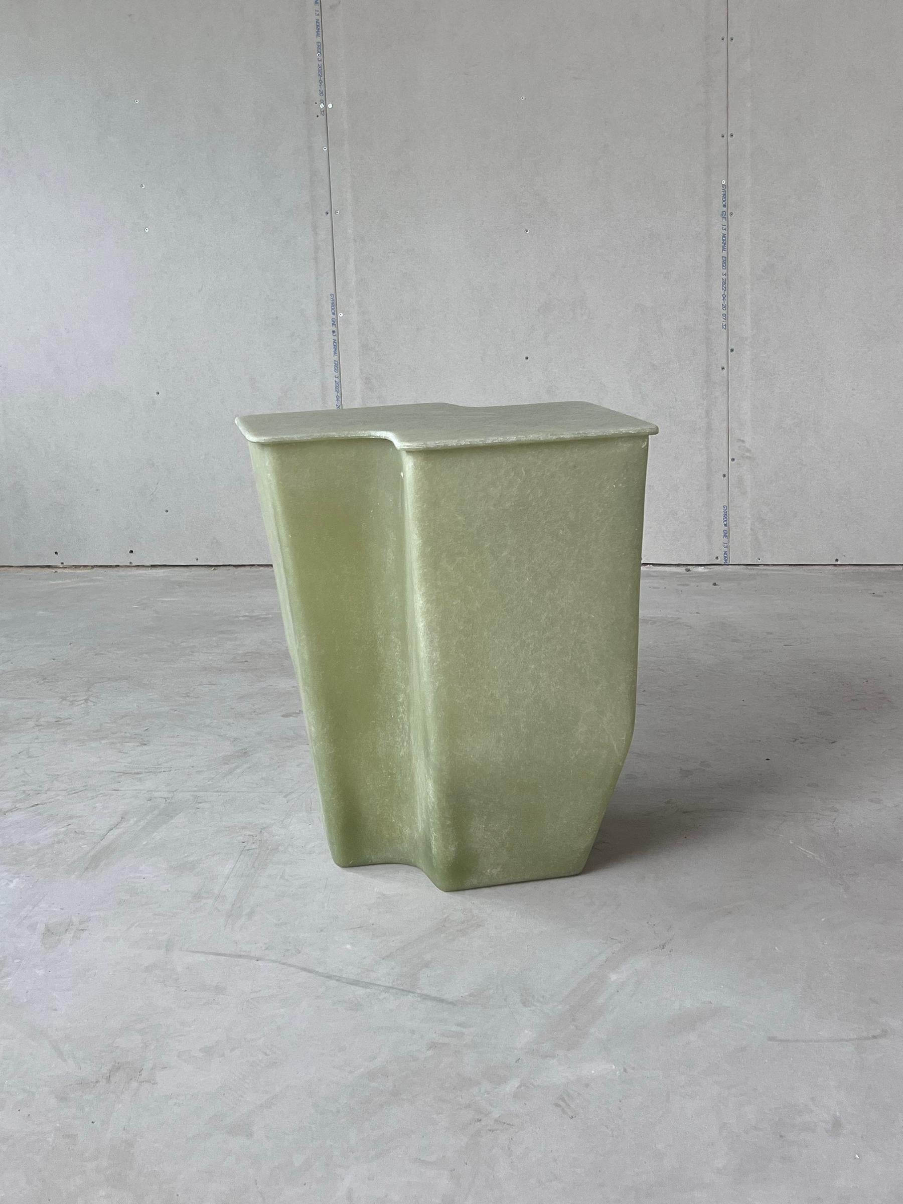 Fait main Table d'appoint Clam vert brut, fabriquée à la main en fibre de verre par VAVA Objects en vente