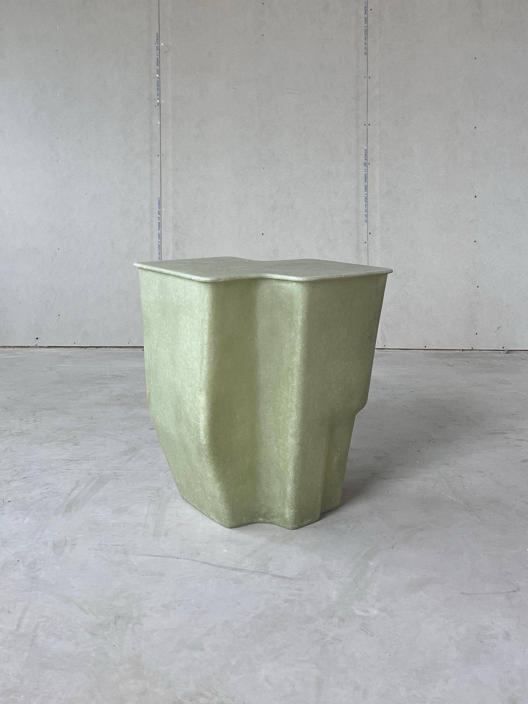 Table d'appoint Clam vert brut, fabriquée à la main en fibre de verre par VAVA Objects Neuf - En vente à Saltsjöbaden, SE