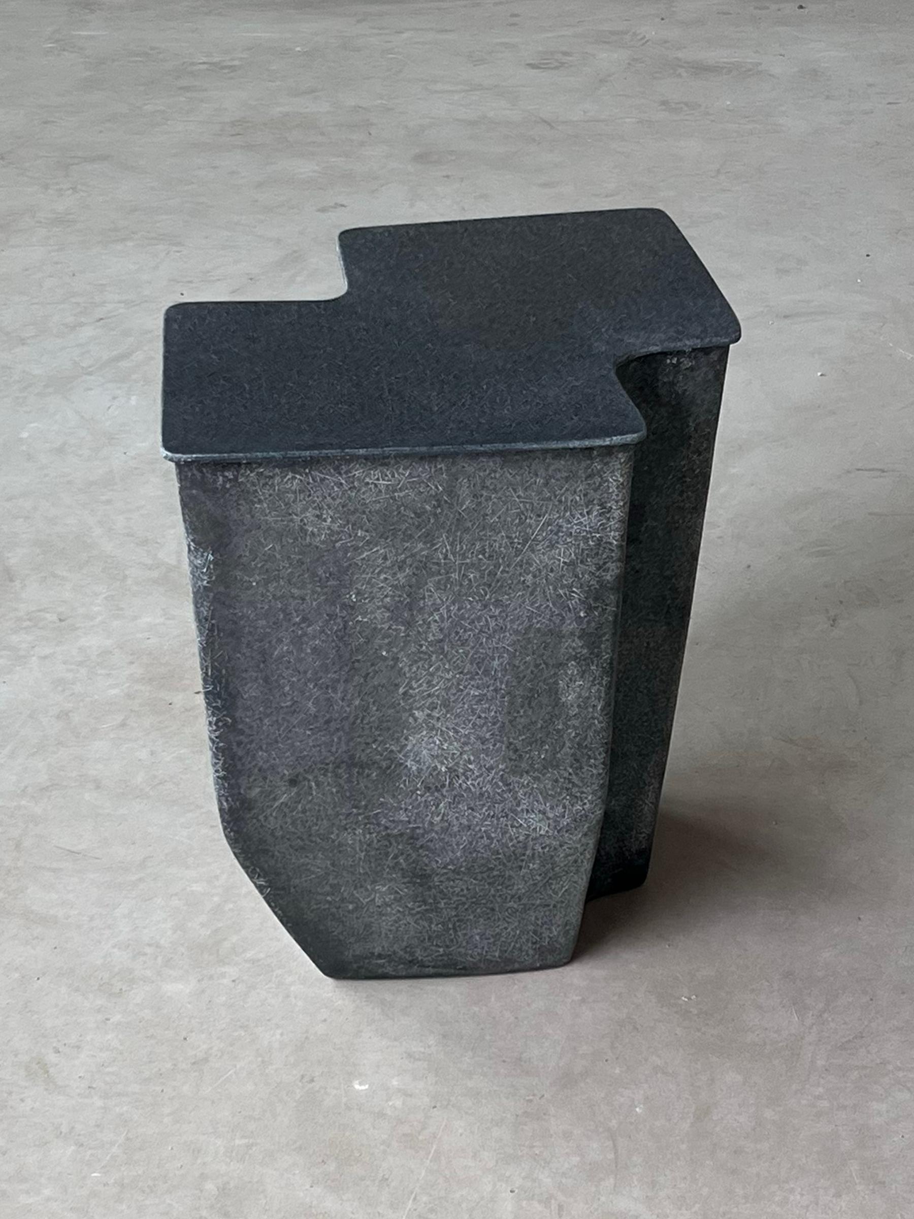 Clam Medium Side Table in Eclipse, handcrafted in fiberglass by VAVA Objects In New Condition For Sale In Saltsjöbaden, SE