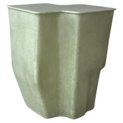 Mittelgroßer Beistelltisch „Clam“ in Rohgrün, handgefertigt aus Fiberglas von VAVA Objects