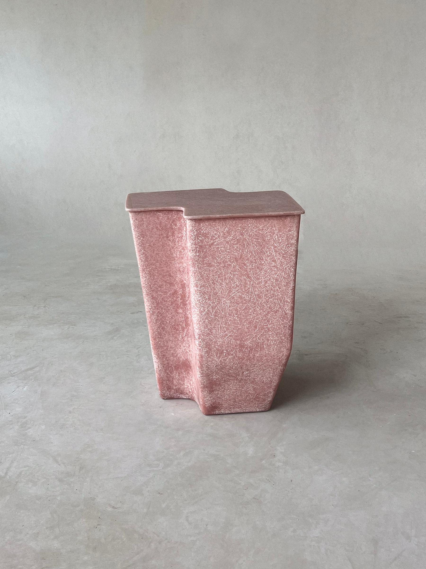 Brutalisme Table d'appoint Clam Medium en corail, fabriquée à la main en fibre de verre par VAVA Objects en vente