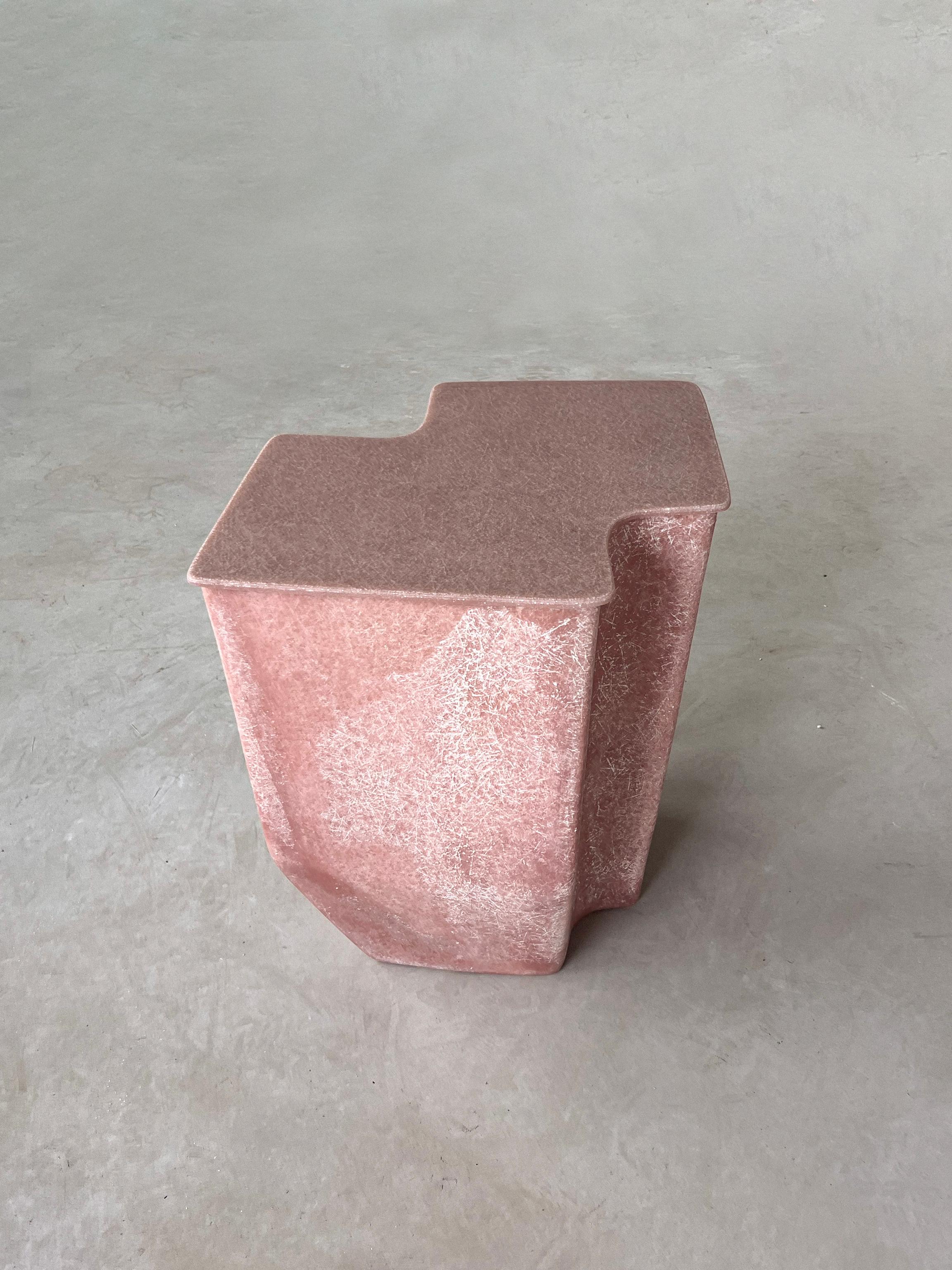 Suédois Table d'appoint Clam Medium en corail, fabriquée à la main en fibre de verre par VAVA Objects en vente