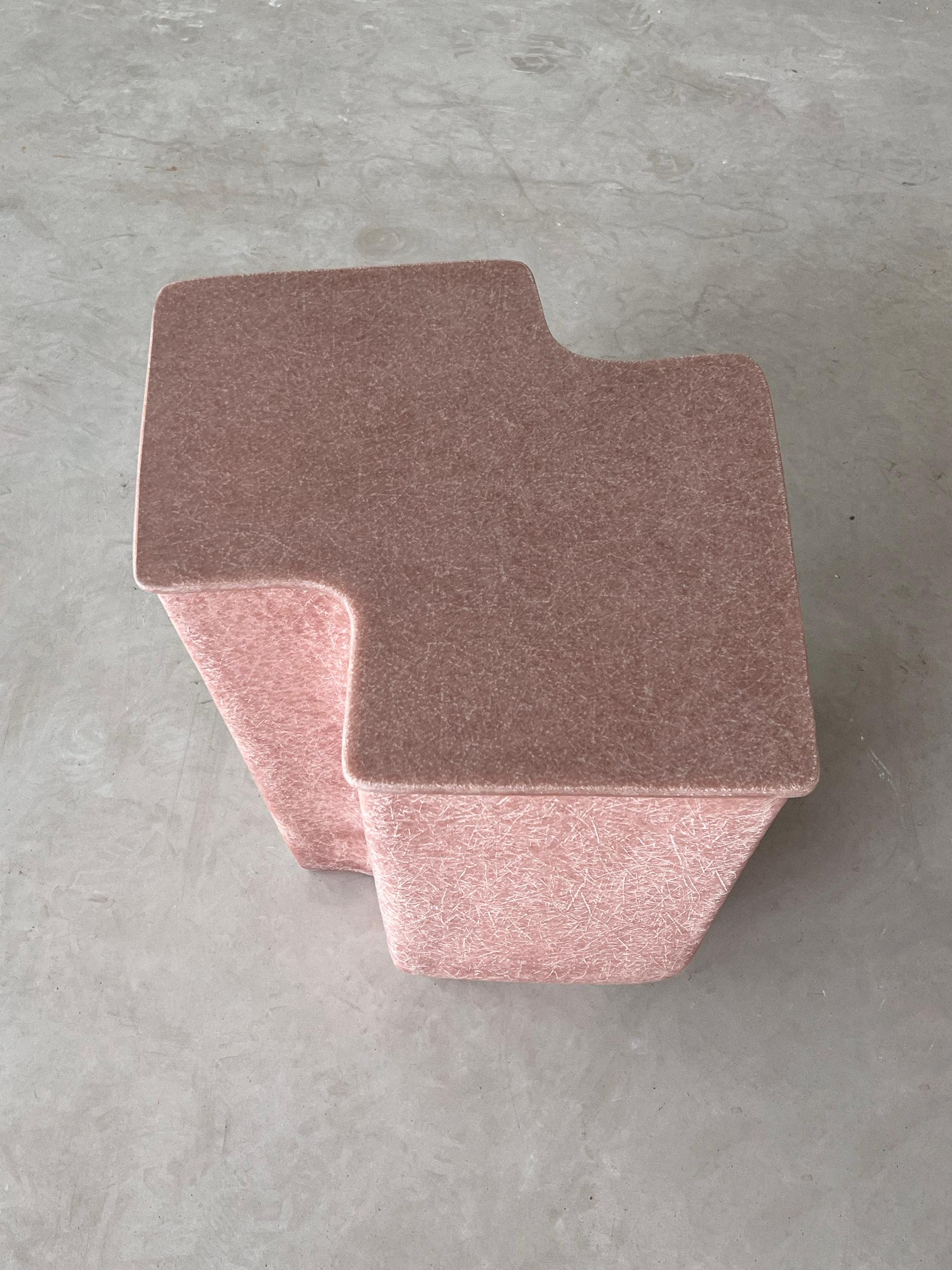 Fait main Table d'appoint Clam Medium en corail, fabriquée à la main en fibre de verre par VAVA Objects en vente