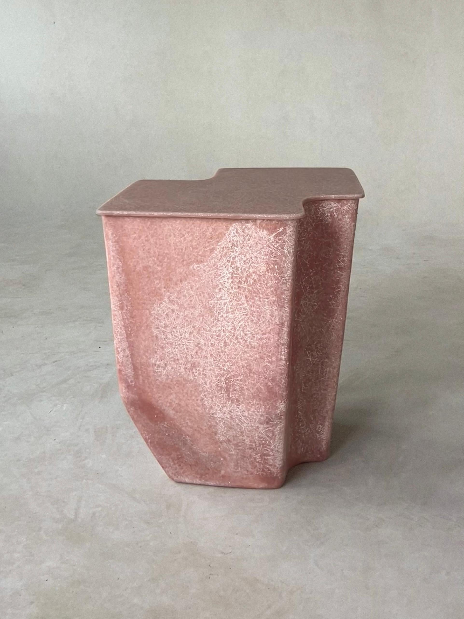 Table d'appoint Clam Medium en corail, fabriquée à la main en fibre de verre par VAVA Objects Neuf - En vente à Saltsjöbaden, SE