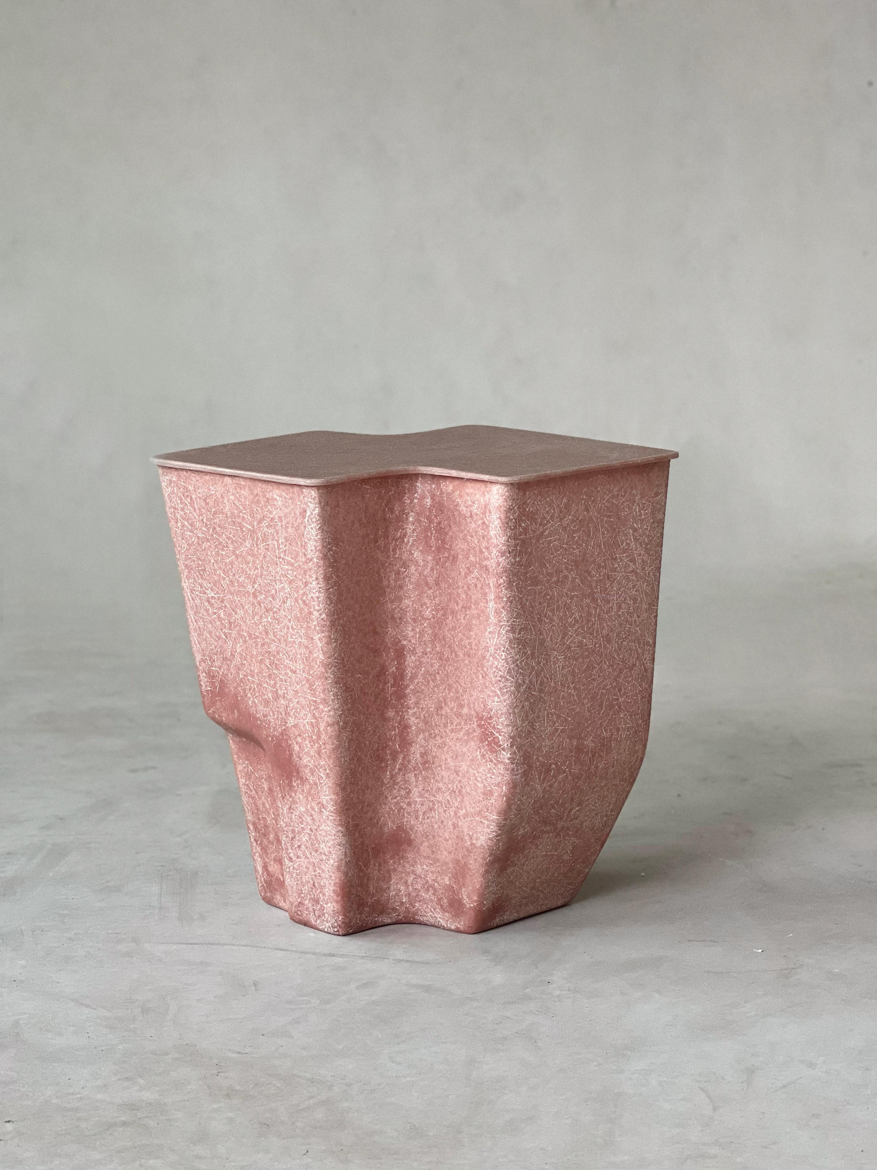 XXIe siècle et contemporain Table d'appoint Clam Medium en corail, fabriquée à la main en fibre de verre par VAVA Objects en vente