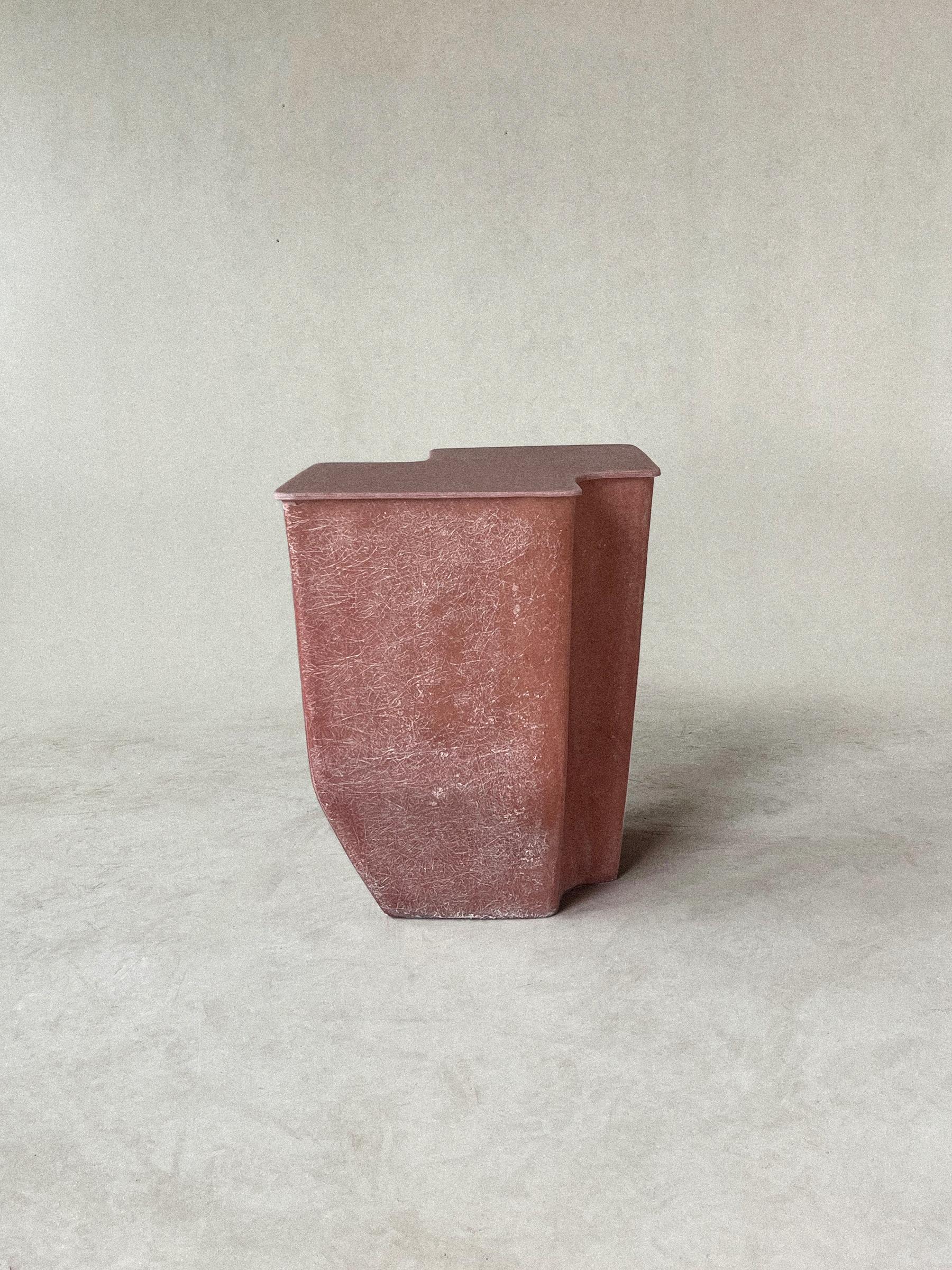 Brutalisme Table d'appoint Clam en corail foncé, fabriquée à la main en fibre de verre par VAVA Objects en vente
