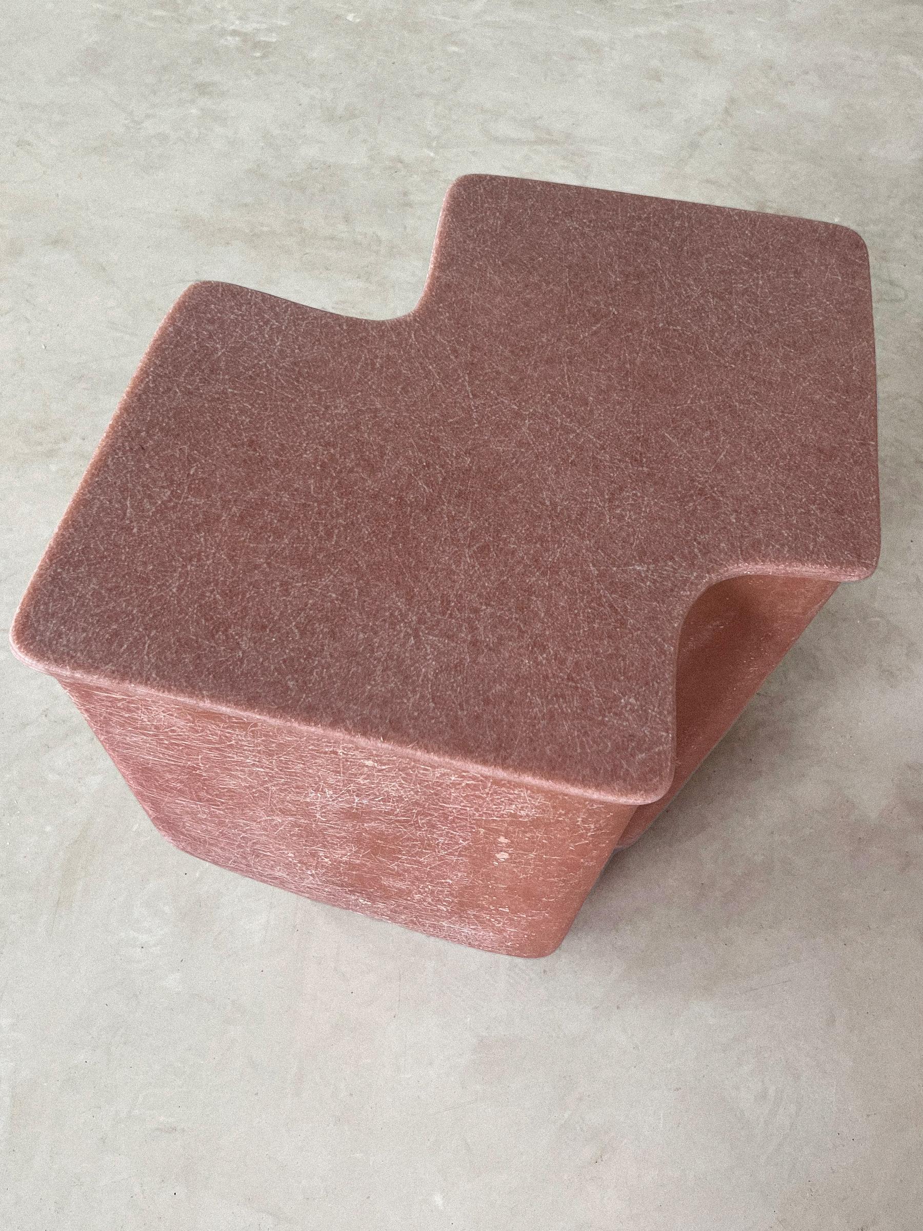 Suédois Table d'appoint Clam en corail foncé, fabriquée à la main en fibre de verre par VAVA Objects en vente