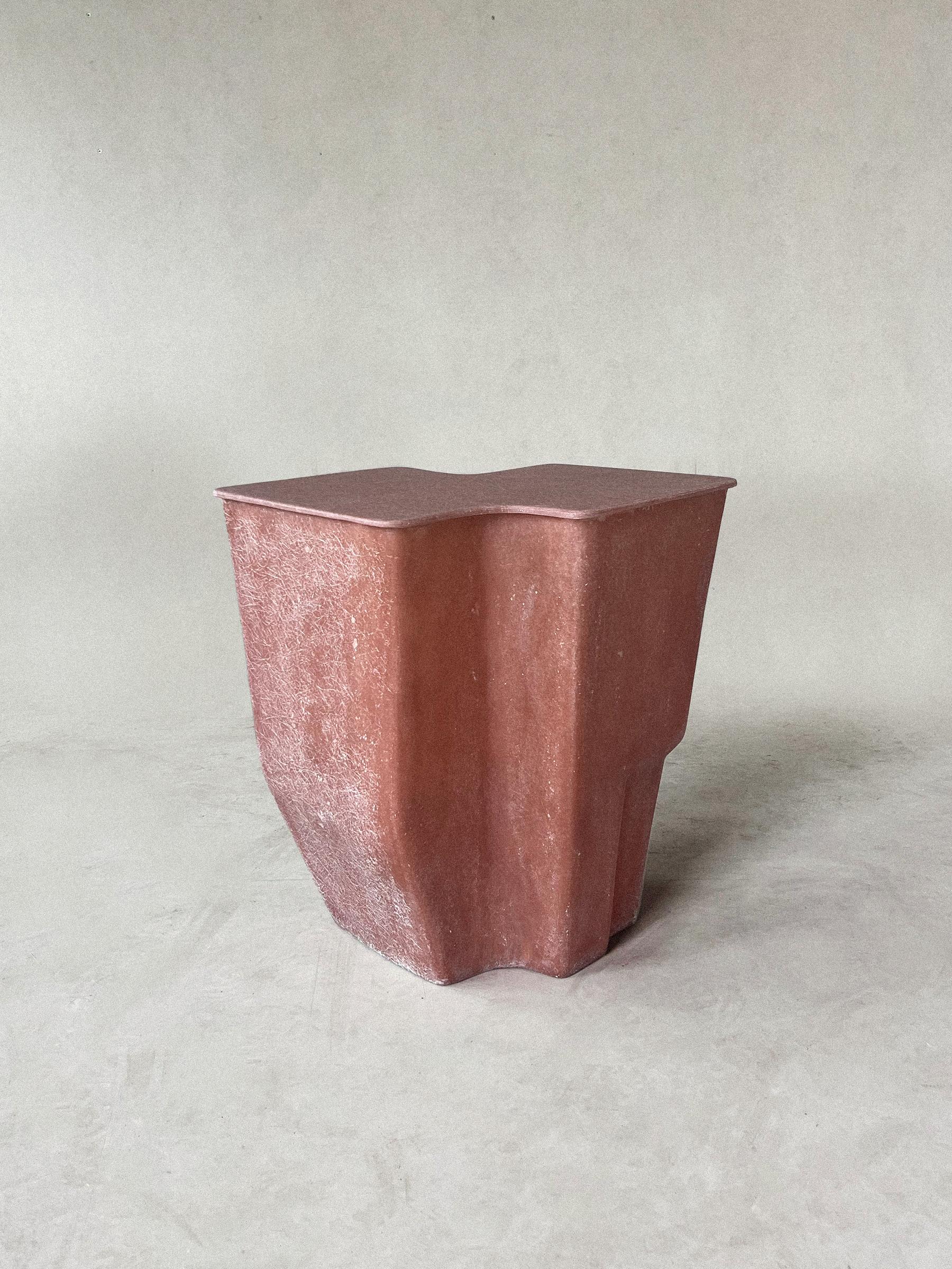 Fait main Table d'appoint Clam en corail foncé, fabriquée à la main en fibre de verre par VAVA Objects en vente