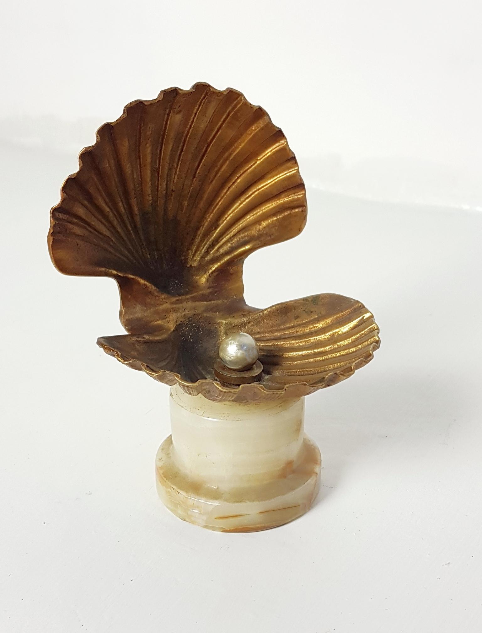 Decorative clam shell in cast bronze holding a faux pearl mounted on an onyx base. Can be used for trinkets, jewelry or an ashtray.