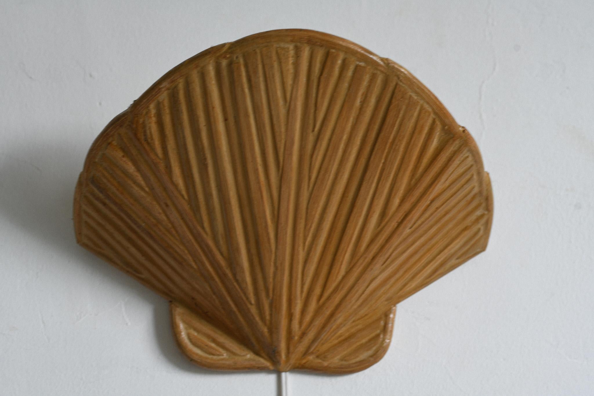 Clam Shell Pencil Reed Mid-Century Modern Wall Lamp For Sale 3