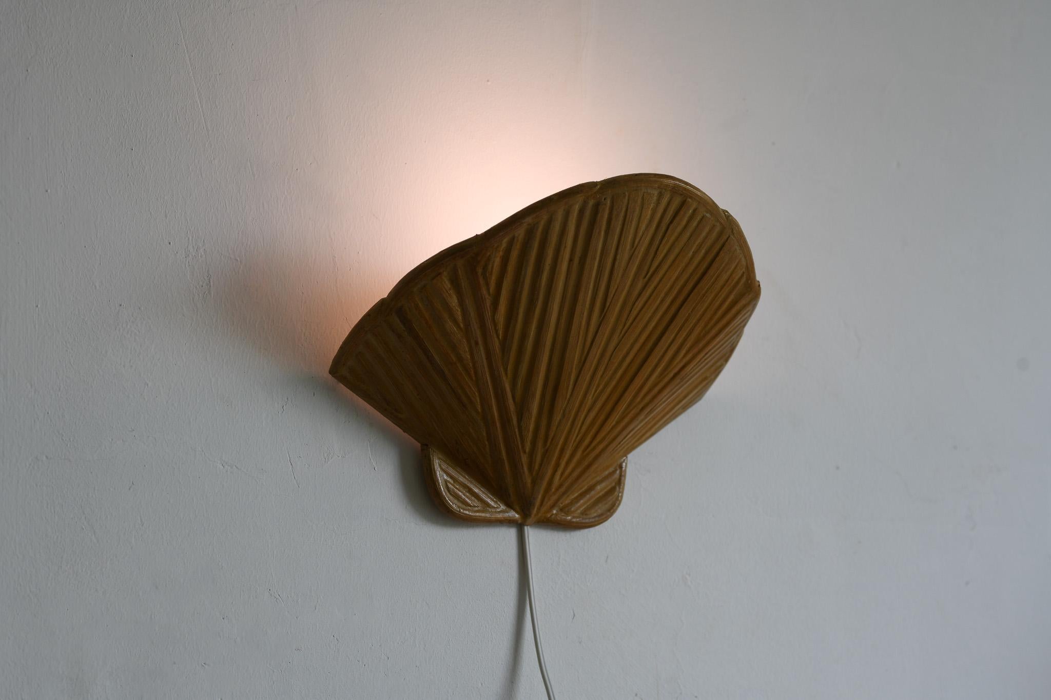 Clam Shell Pencil Reed Mid-Century Modern Wall Lamp In Good Condition In Oxford, GB