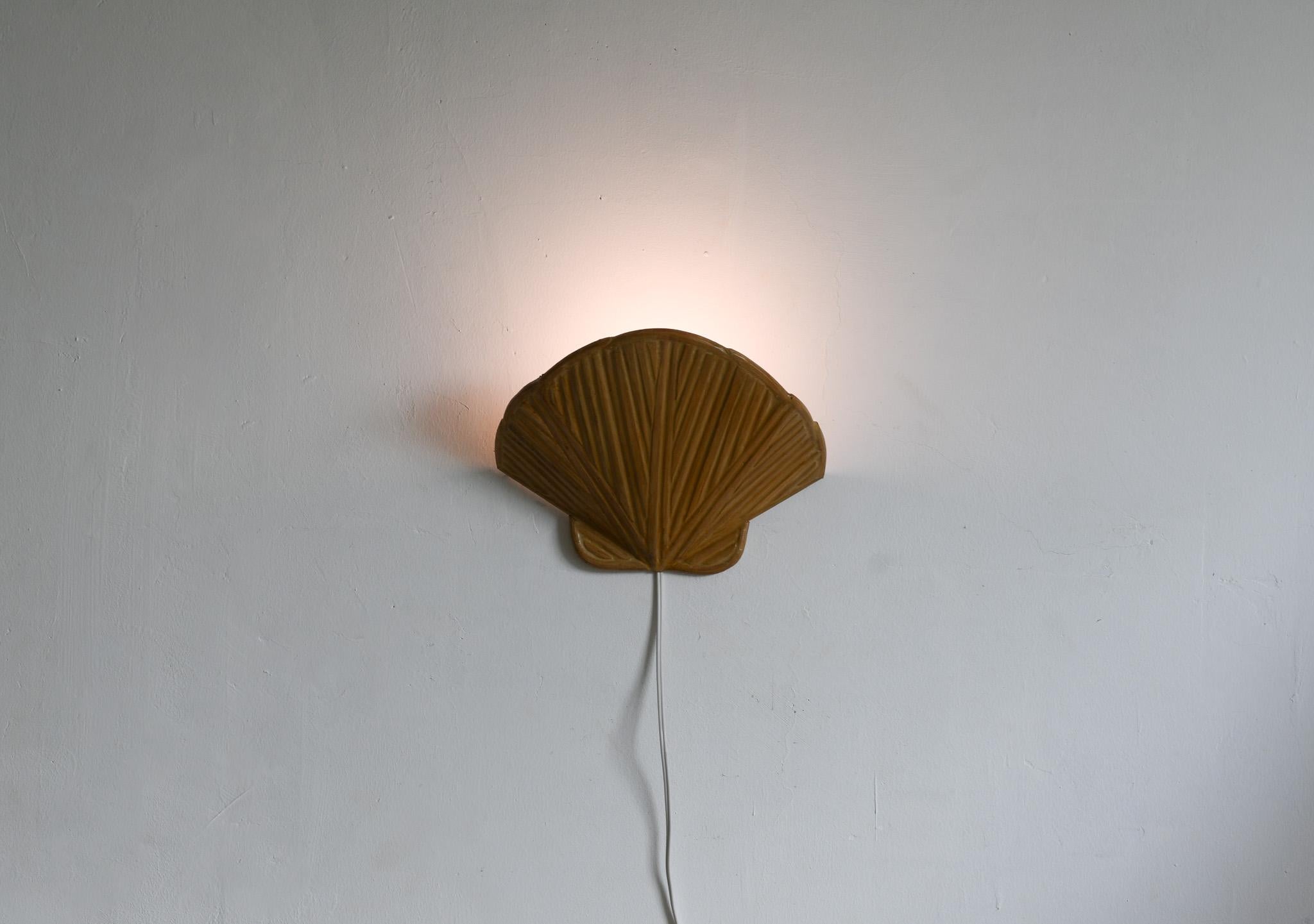 Rattan Clam Shell Pencil Reed Mid-Century Modern Wall Lamp For Sale
