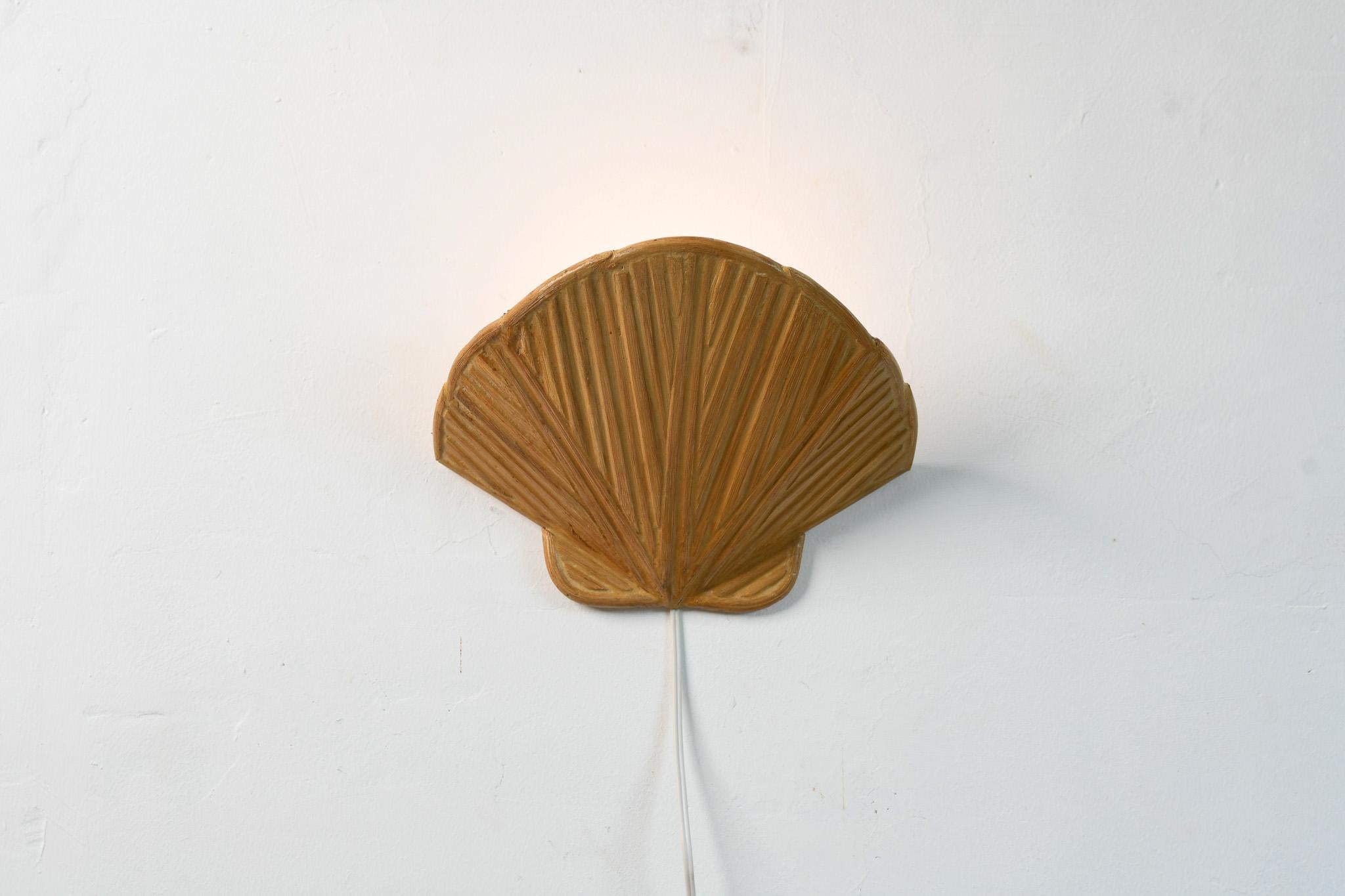 Clam Shell Pencil Reed Mid-Century Modern Wall Lamp For Sale 2