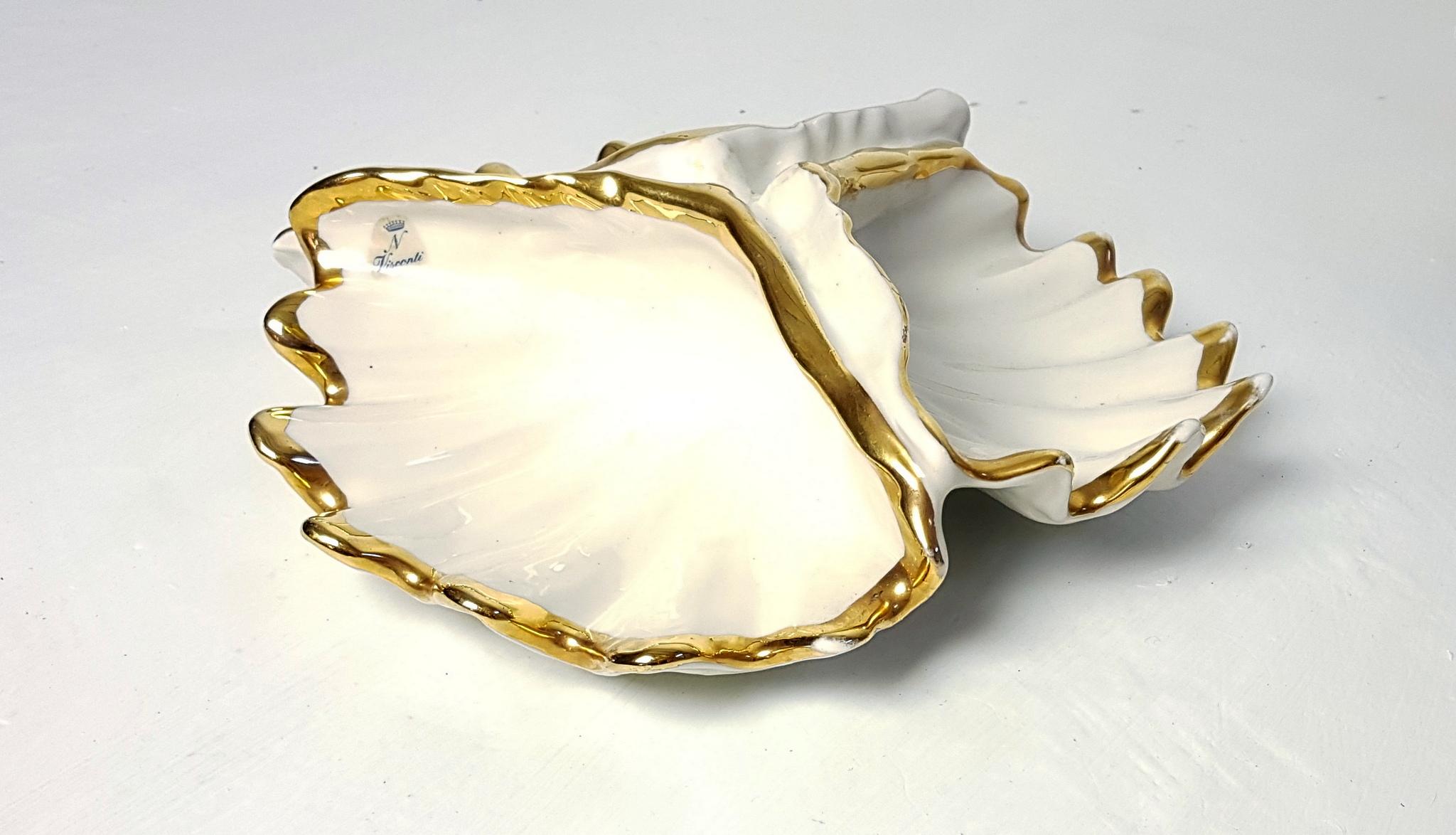 Un bol de Capodimonte en porcelaine blanc ivoire divisé en trois sections avec des bords dorés. Marqué de l'autocollant Visconti et du N couronné. Parfait pour différents encas ou bijoux.
Pas d'écaillage.