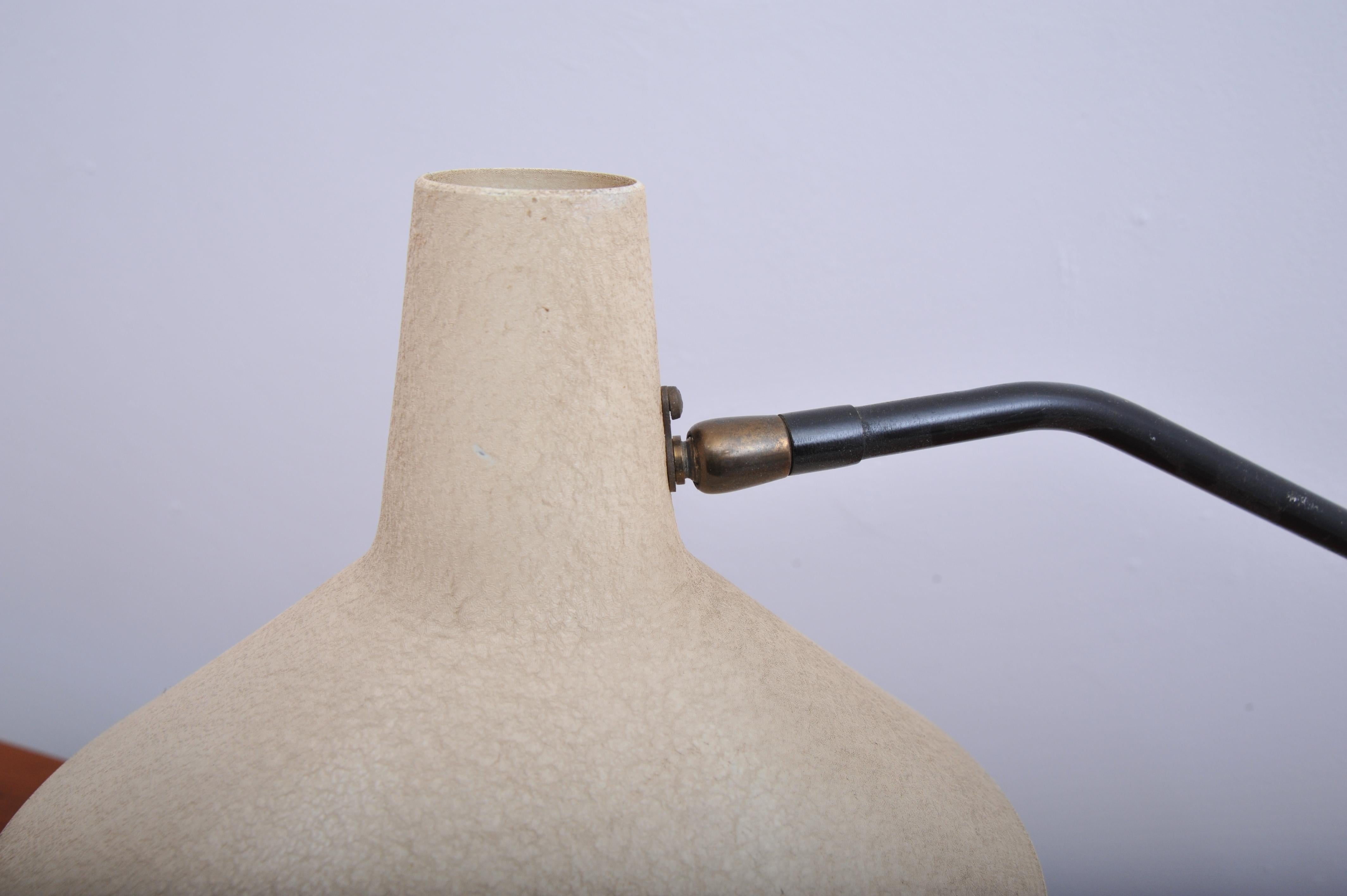 Clamp-on table lamp from 1950s, featuring a black metal arm paired with a beige, crackled “hat”-shaped shade. In very good vintage condition, it retains its original patina and functionality, with only light signs of age.