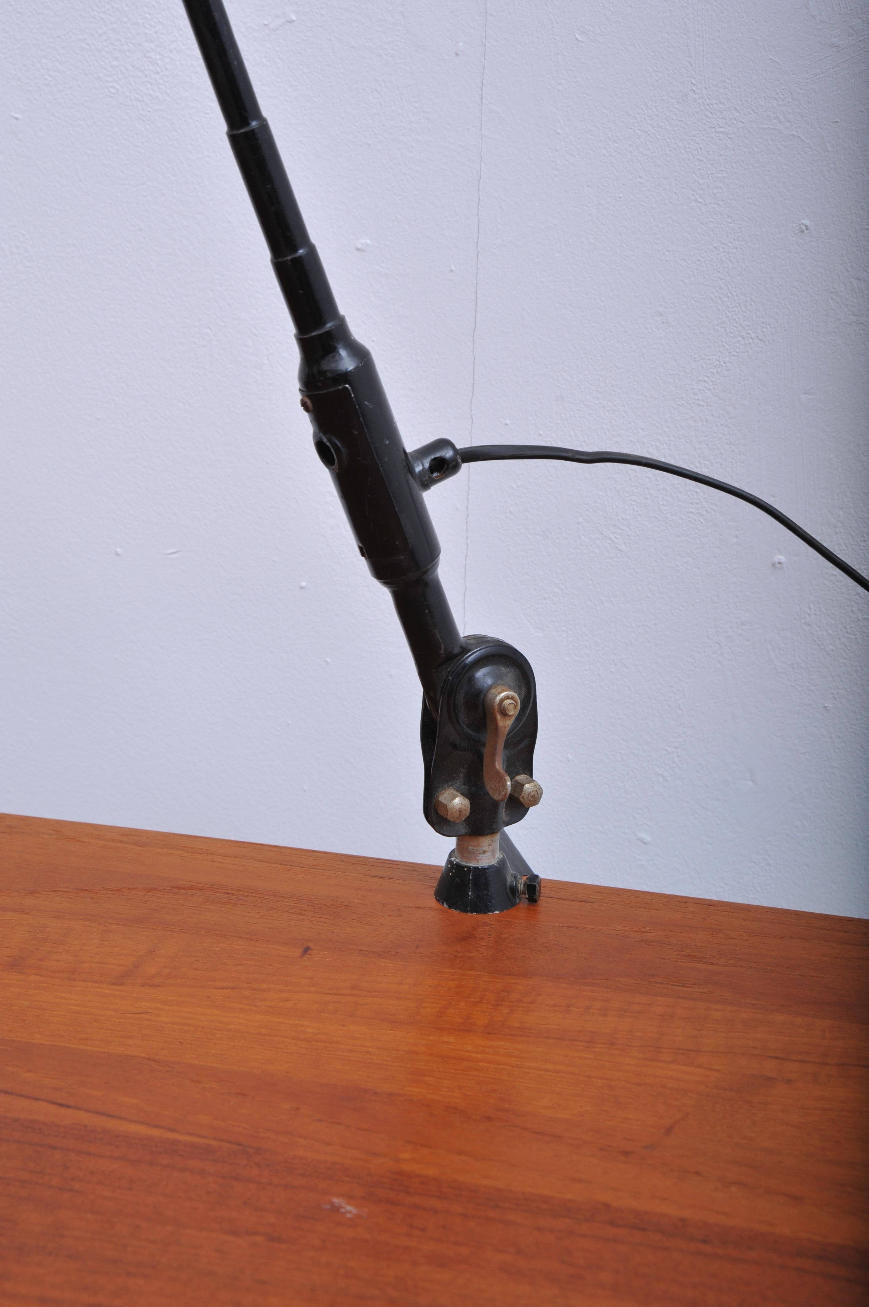Clamp Lamp with Black Arm & Beige Crackle Shade (1950s) In Good Condition For Sale In Wiesbaden, DE