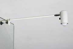 Lampade a morsetto in stile Bauhaus moderno in bianco, ideali per una biblioteca o una libreria