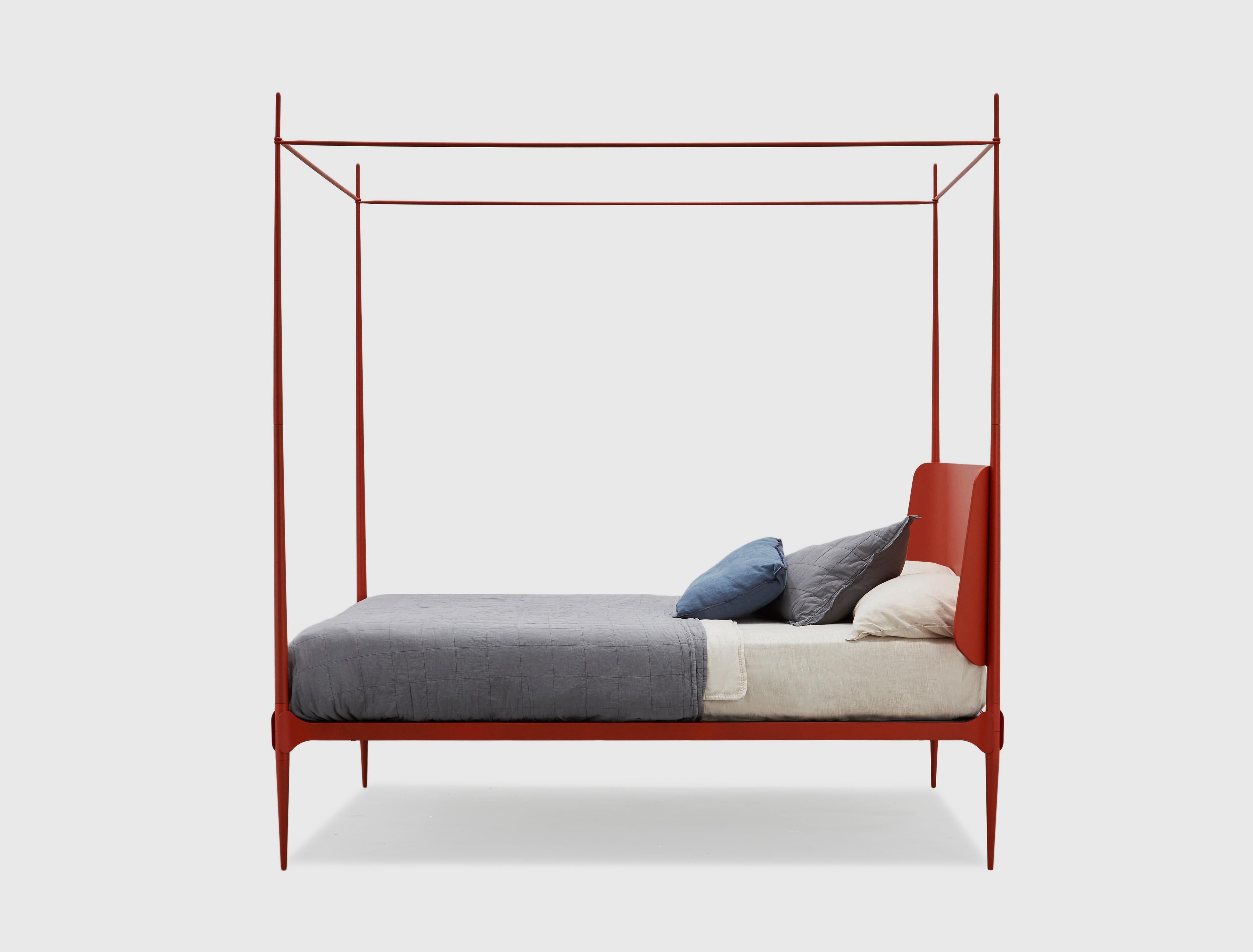 Tradizione della forma e soluzioni di design. A bed with an appealing hybrid aesthetic language, characterized by a junction-between base and posts-that emphasizes the elements of the composition. 
Clamp's design has several distinctive details that