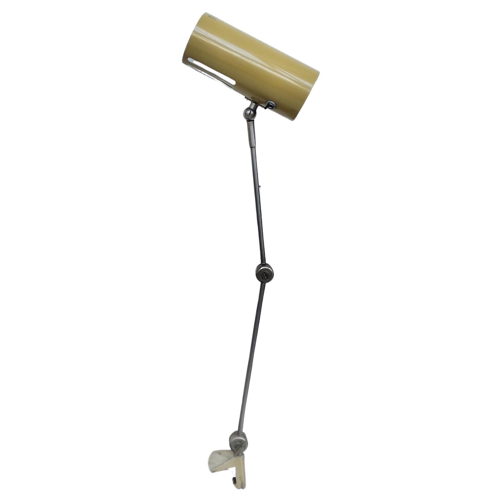 Les lampes Stilnovo représentent une icône du passé. Fondée en 1946, Stilnovo a produit une série de lampes emblématiques qui sont encore aujourd'hui appréciées et reconnues par les amateurs de design. La marque Stilnovo a été absorbée par