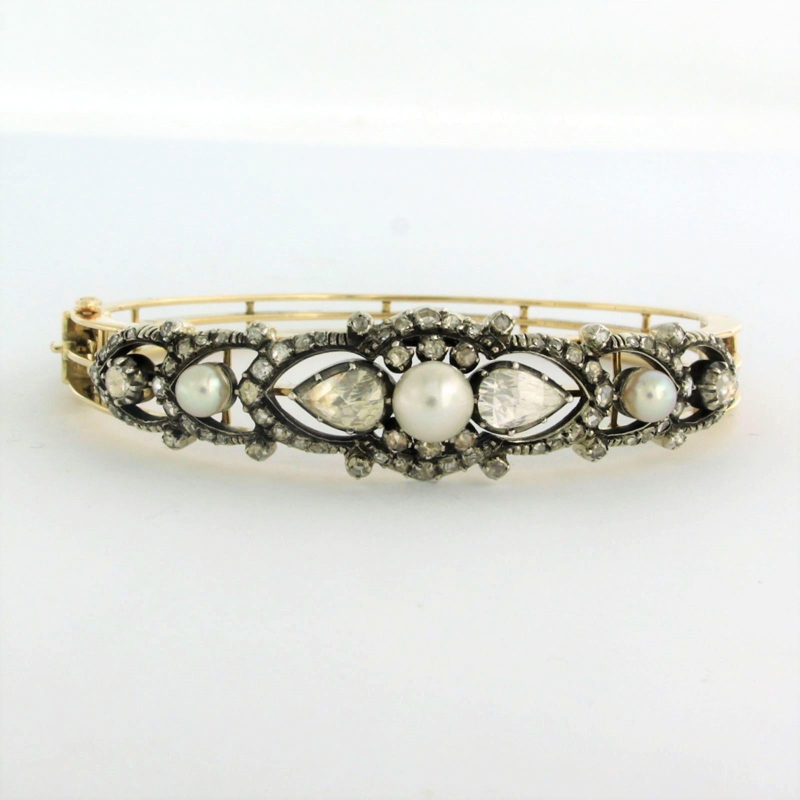 14k yellow gold hinge bracelet with a silver top set with various rose diamonds. 1.00ct – G/H – SI – inner size 5.7 cm x 5.1 cm wide

detailed description

the top of the bracelet is 1.5 cm wide by 1.1 cm high

the inside of the bracelet is 5.7 cm