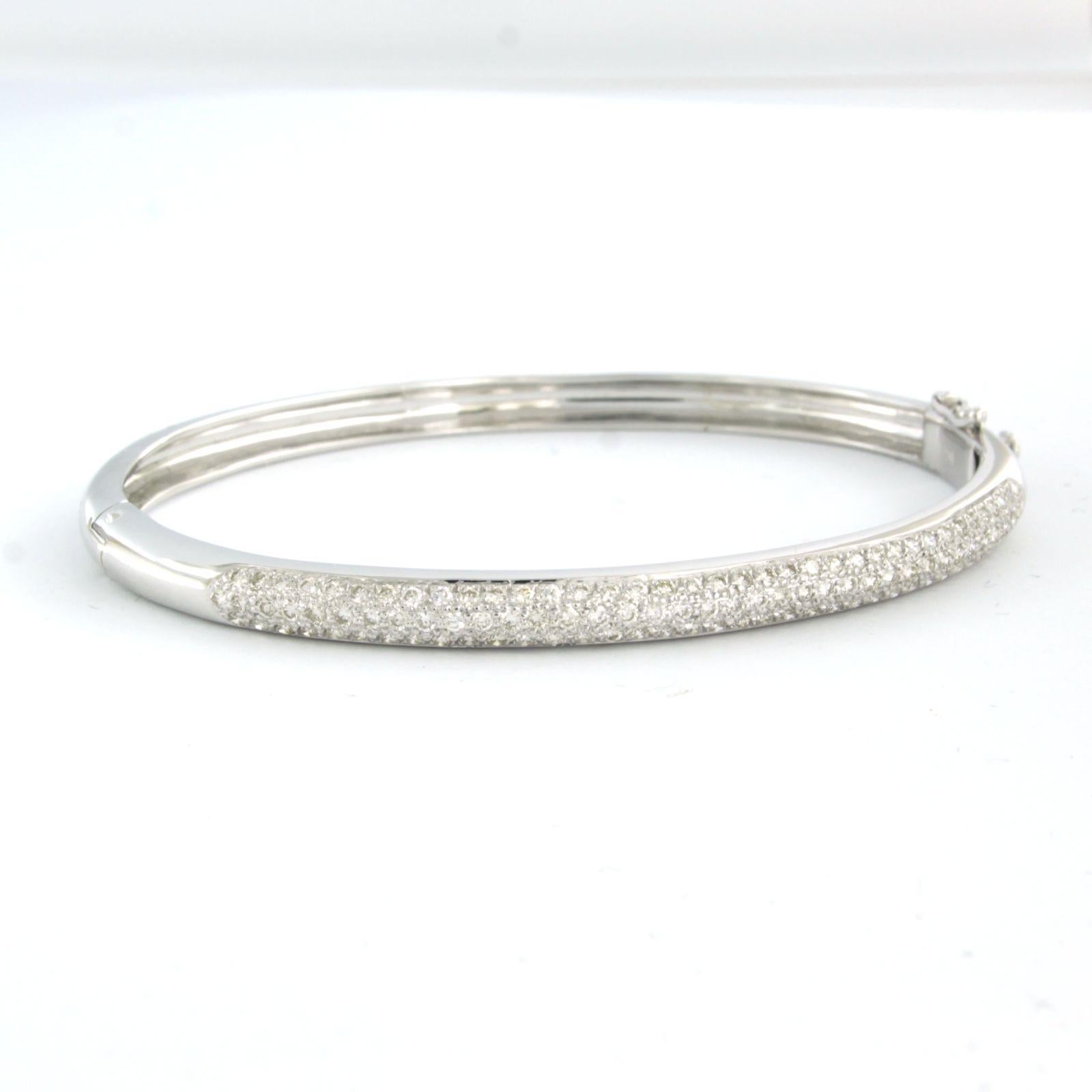 Bracelet en or blanc 18k serti de diamants taille brillant jusqu'à environ 1,20ct - F/G - VS/SI - côté intérieur 6,1 cm x 5,2 cm 

Description détaillée

L'intérieur du bracelet mesure 6,1 cm de large et 5,1 cm de haut.

Poids total : 19.3