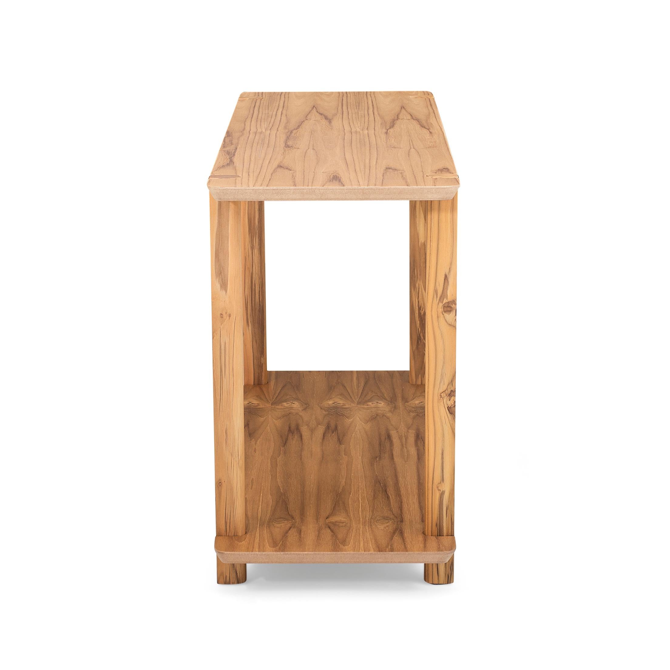 La console Clan est un autre meuble Uultis qui allie style et fonctionnalité avec sa finition en bois massif de teck et son plateau en MDF stratifié. Cette console peut être utilisée dans diverses pièces de votre maison, notamment dans la chambre à