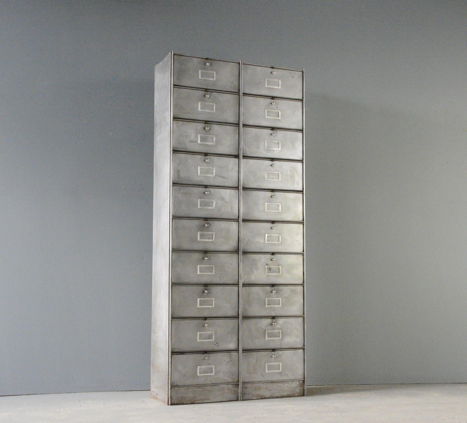 Meuble à clapet par Roneo Circa 1950s

- 20 compartiments rabattables
- Poignées en acier
- Fabriqué par Roneo
- Français ~ années 1950
- 86 cm de largeur x 33 cm de profondeur x 198 cm de hauteur

Rapport de condition

Entièrement restauré, nettoyé