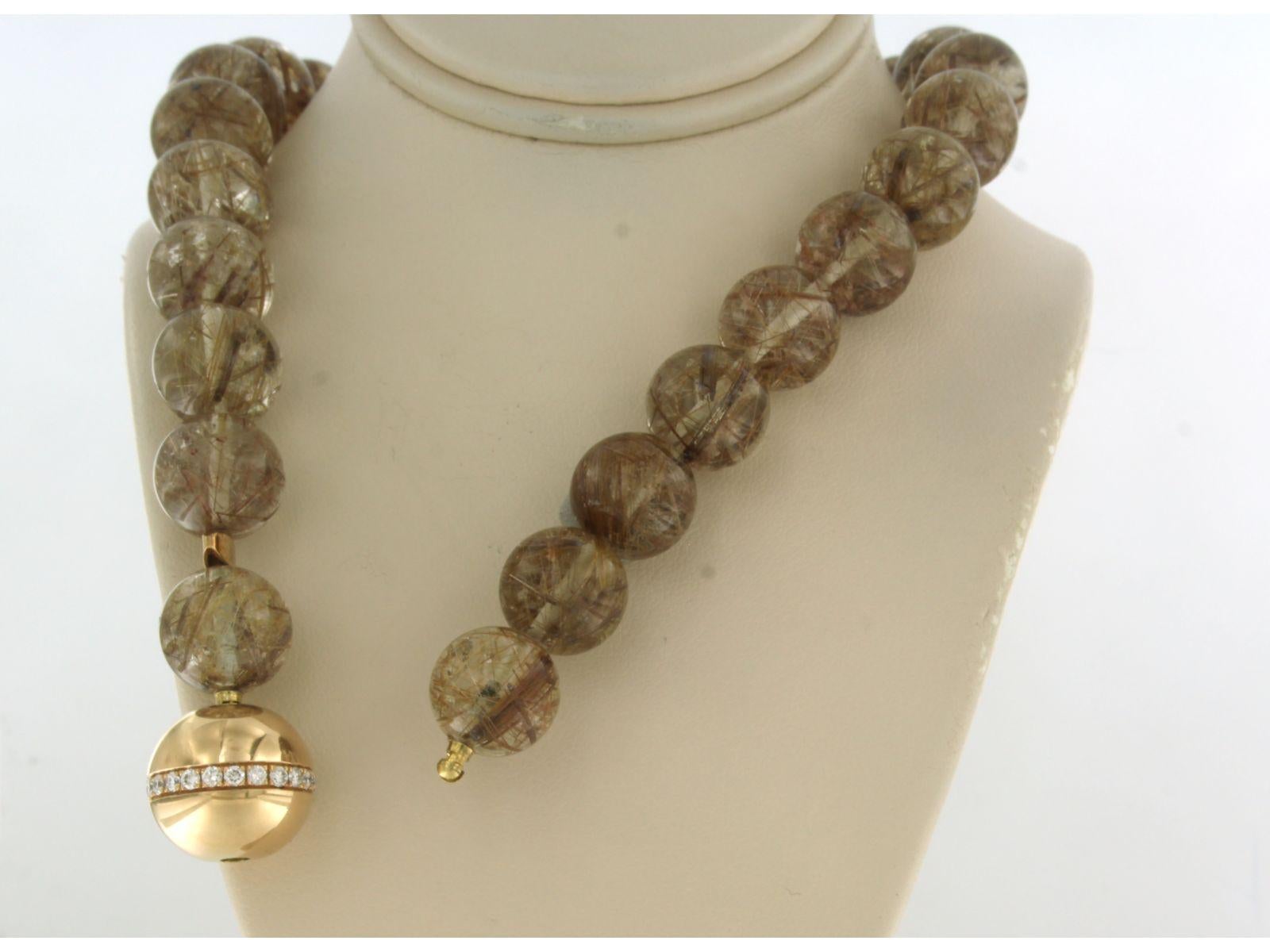 Taglio brillante Claps con diamanti su una collana di perle in cristallo di rocca con inclusioni di rutilo in oro 18k in vendita