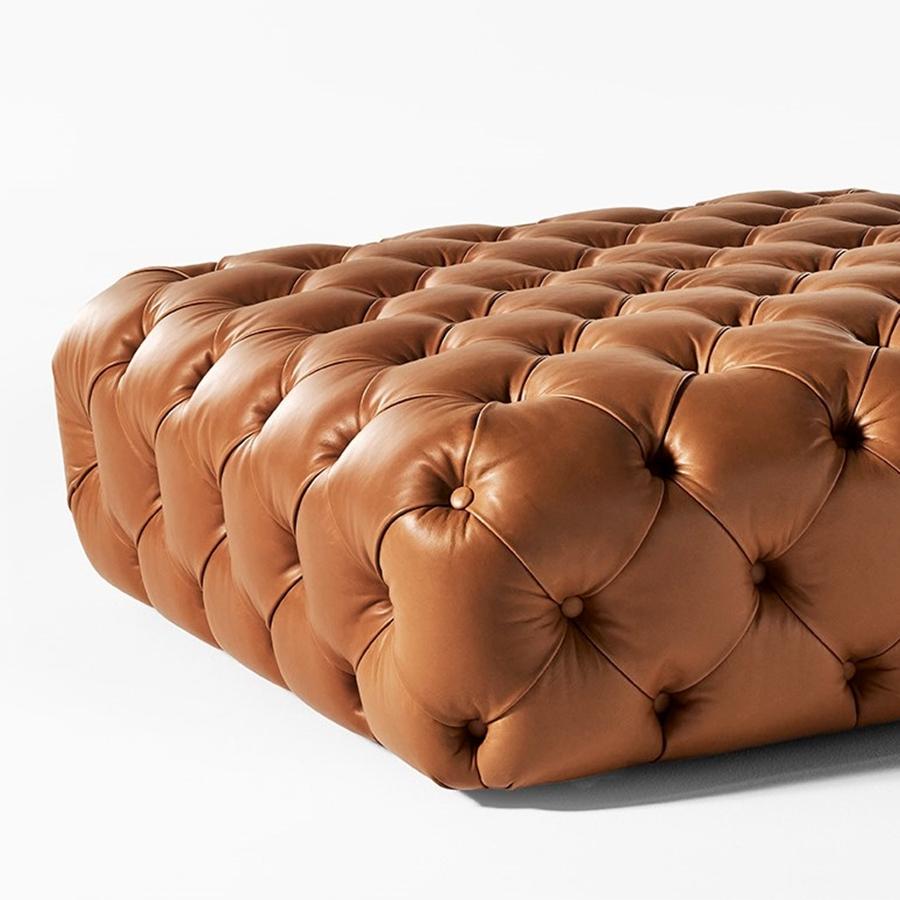 Pouf Clapton upholstered and covered with brown
genuine italian leather capitonated.
Also available in black finish, on request.