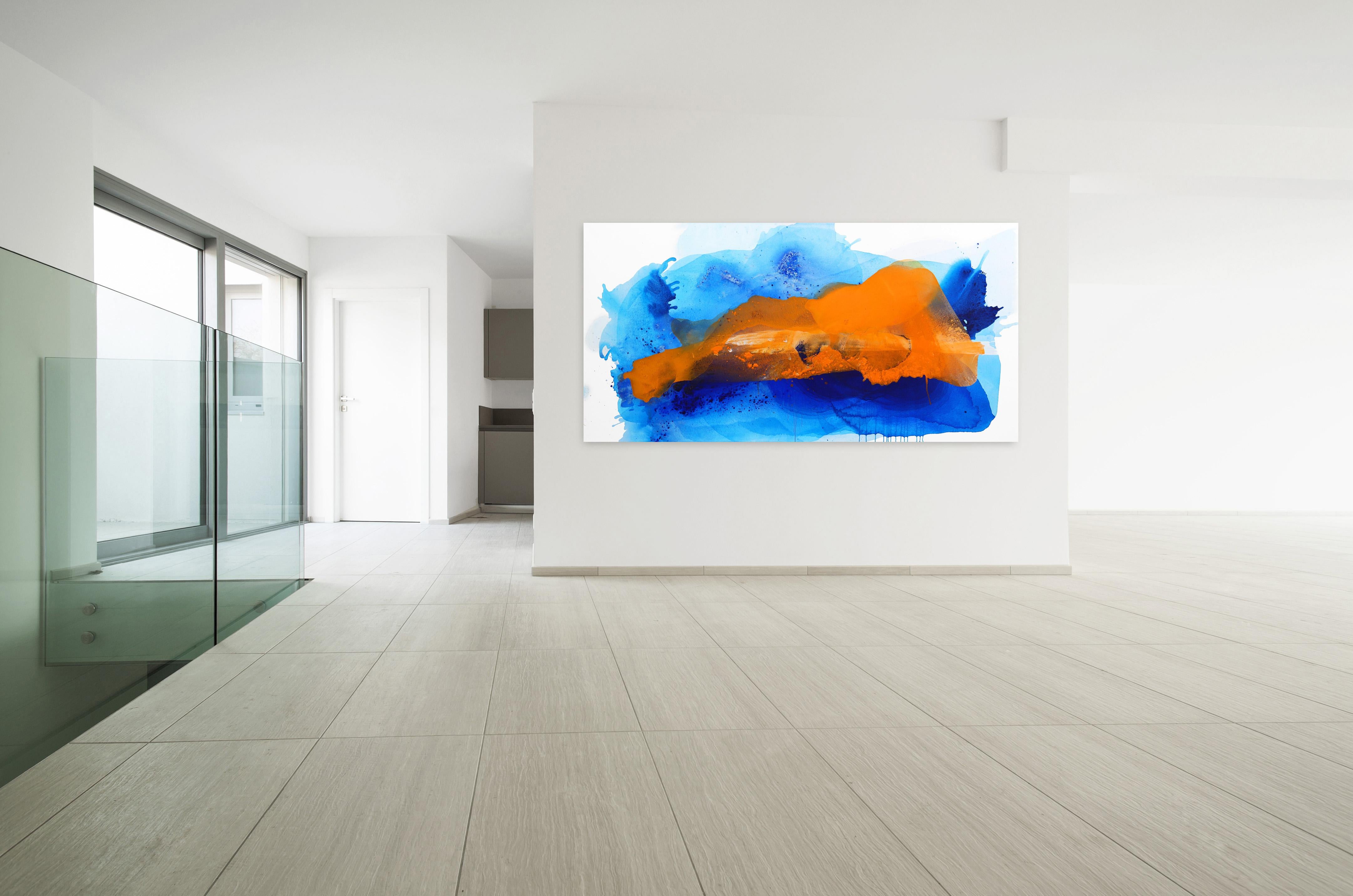 Isola nel cielo  -  Quadro astratto di grandi dimensioni con oceano blu e tramonto arancione - Painting di Clara Berta