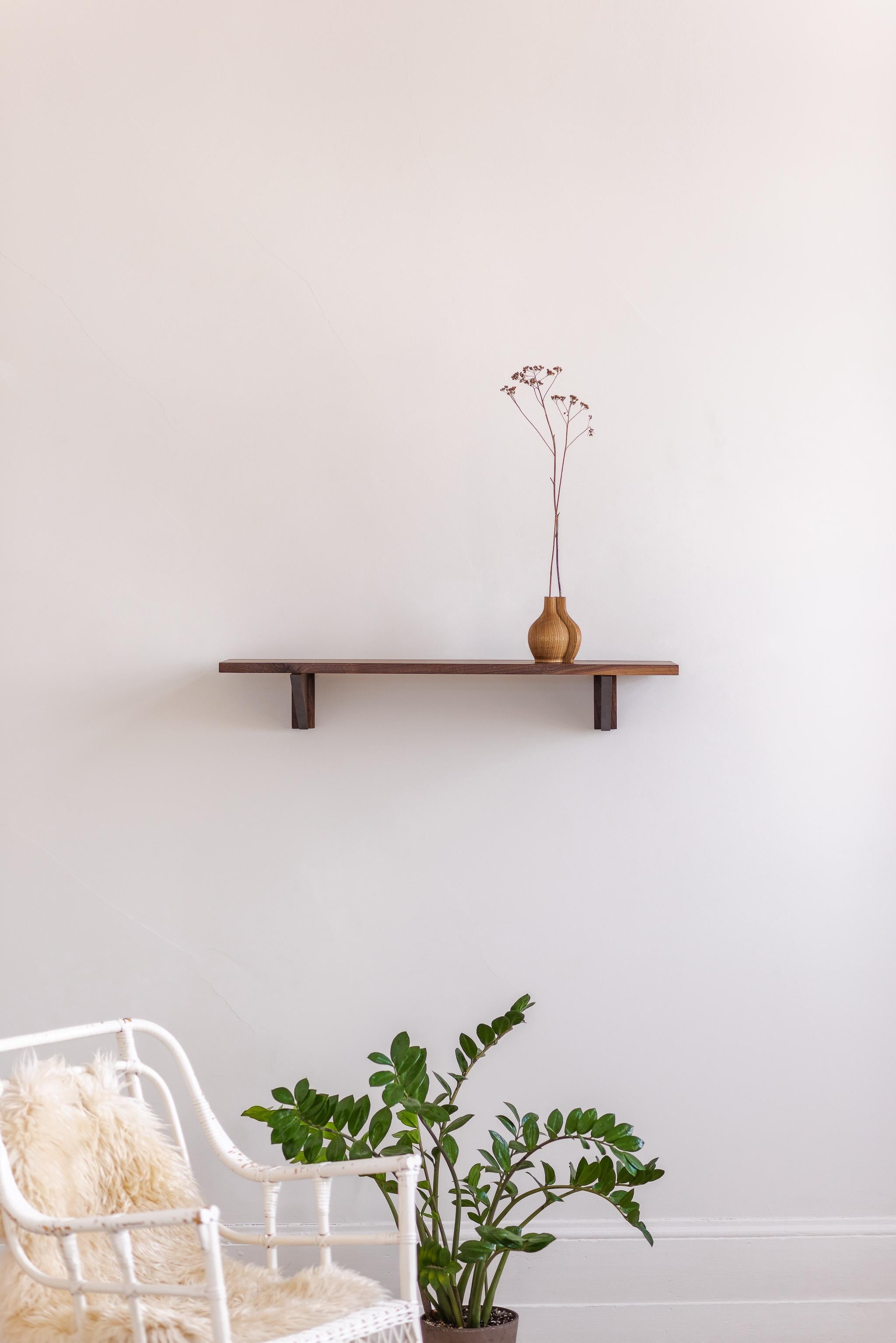 CLARA - Vielseitiges Wandregal aus Massivholz 

Das in Saint-André-de-Kamouraska, Quebec, handgefertigte Wandregal CLARA verkörpert die Eleganz des modernen skandinavischen Designs. Das sorgfältig aus hochwertigem Massivholz gefertigte Möbelstück