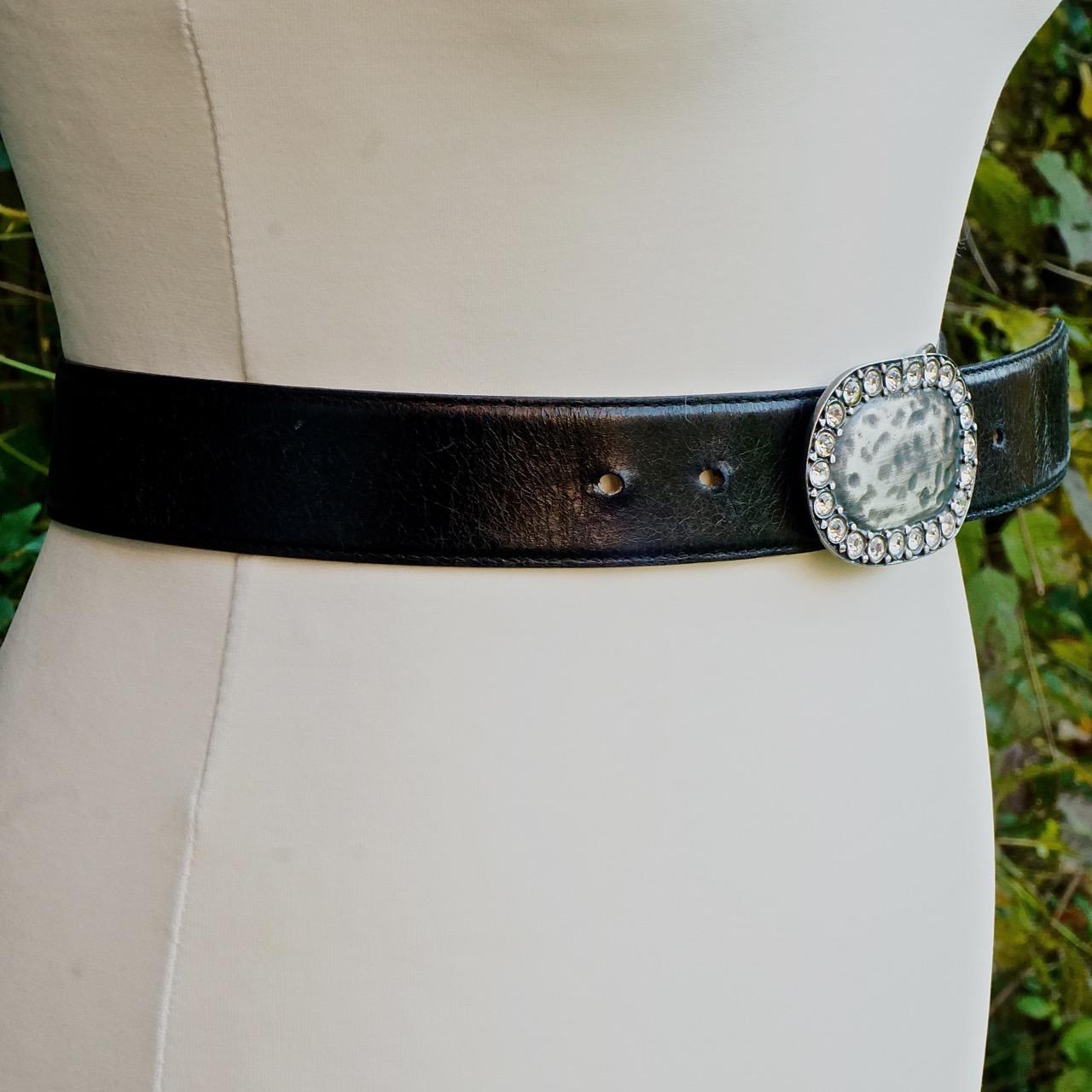 Clara Perri Black Leather Belt with Oval Crystal and Aged Silver Tone Buckle In Good Condition For Sale In London, GB